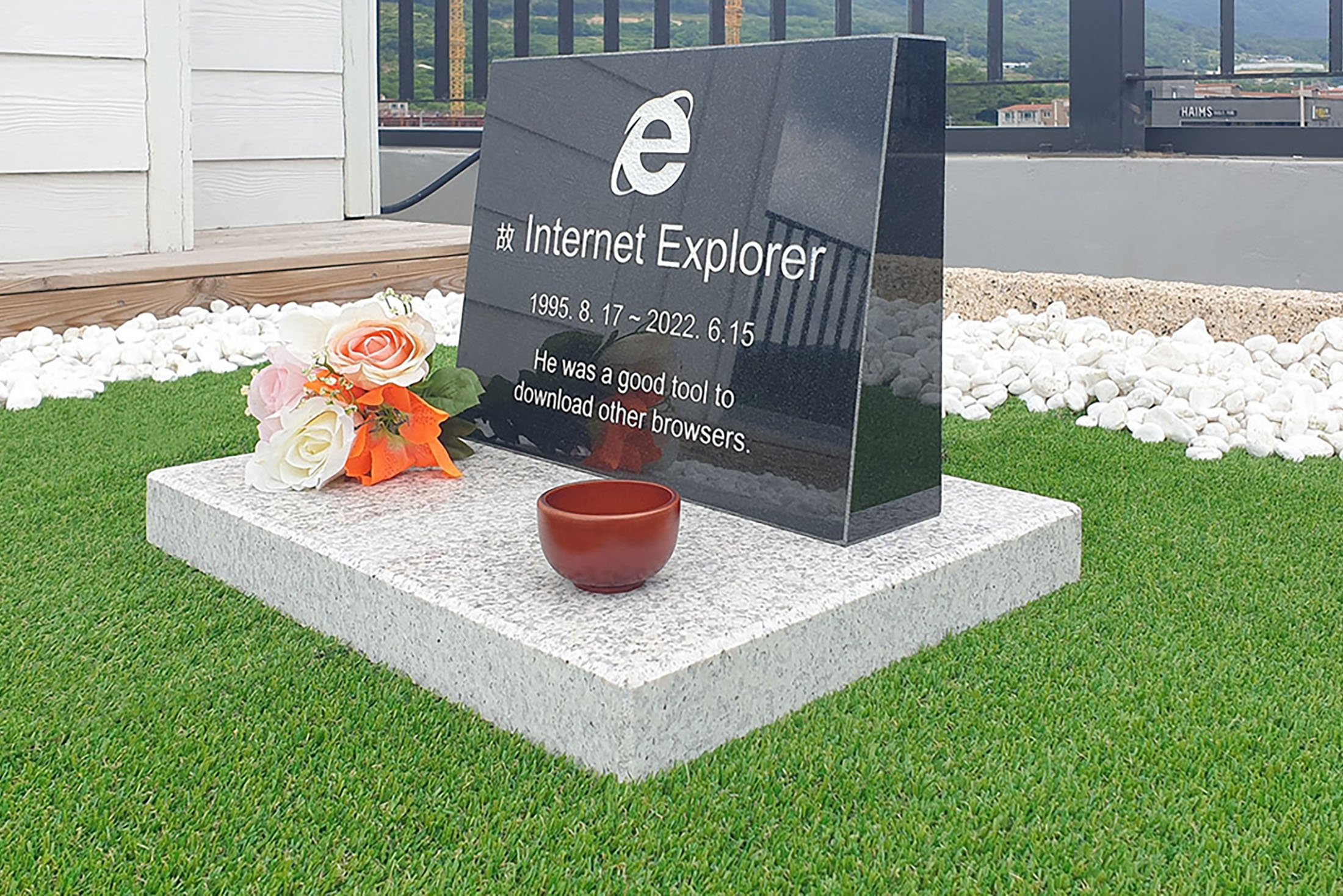 Batu nisan browser Internet Explorer, dibuat oleh insinyur perangkat lunak Korea Selatan Jung Ki-young, di atap sebuah kafe di Gyeongju, Korea Selatan, 17 Juni 2022. (Jung Ki-Young via AFP)