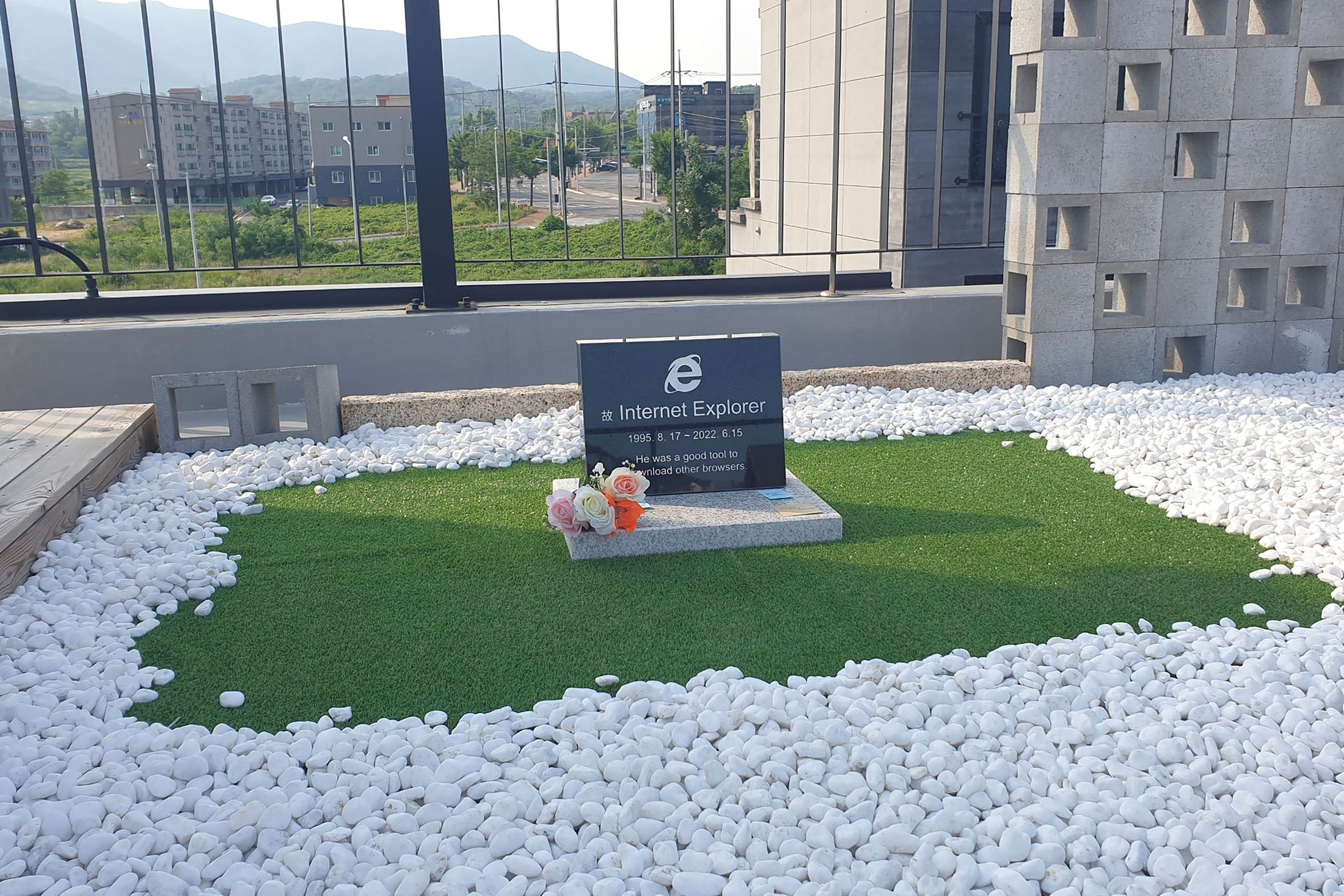 Batu nisan browser Internet Explorer, dibuat oleh insinyur perangkat lunak Korea Selatan Jung Ki-young, di atap sebuah kafe di Gyeongju, Korea Selatan, 17 Juni 2022. (Jung Ki-Young via Reuters)