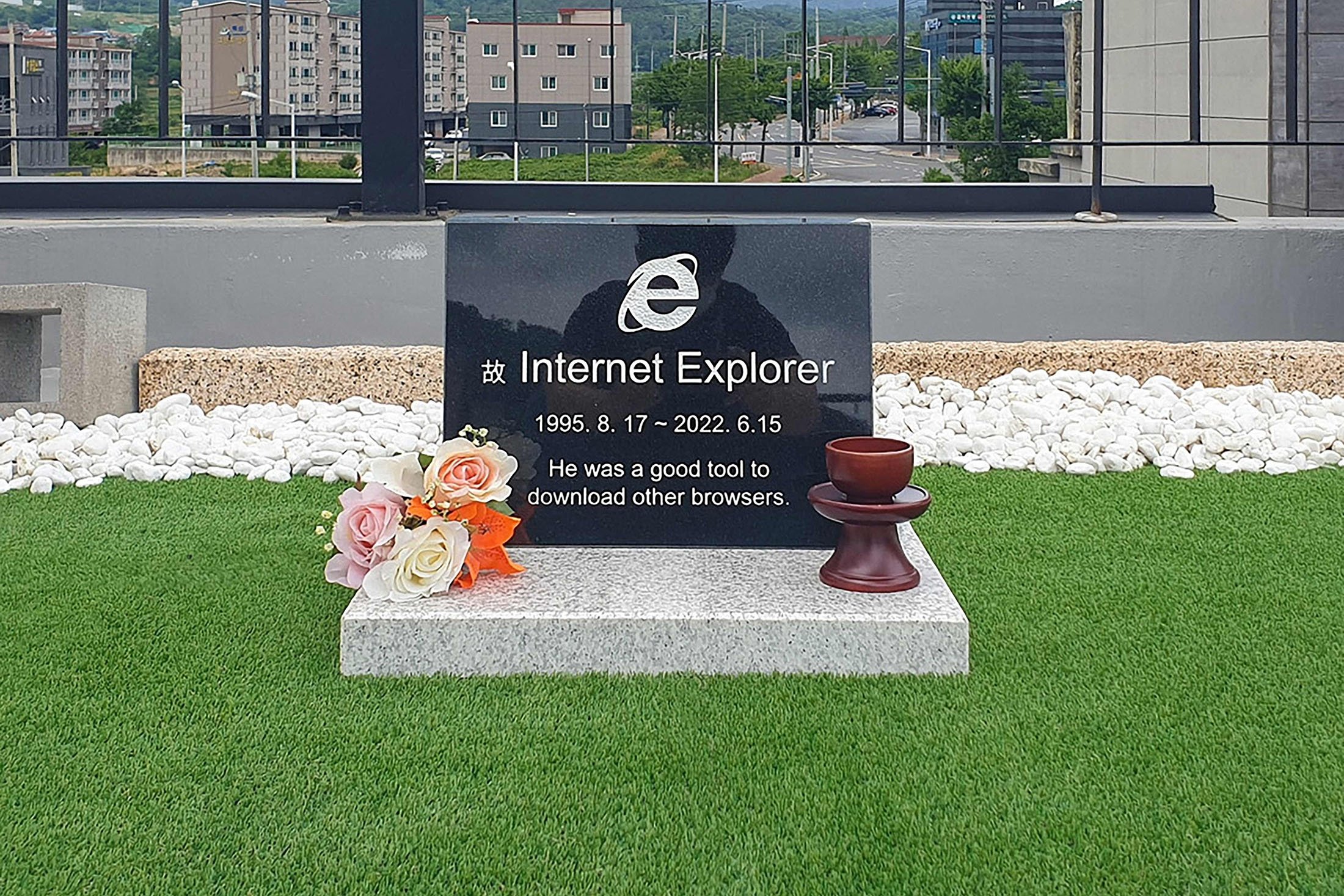 Batu nisan browser Internet Explorer, dibuat oleh insinyur perangkat lunak Korea Selatan Jung Ki-young, di atap sebuah kafe di Gyeongju, Korea Selatan, 17 Juni 2022. (Jung Ki-Young via AFP)