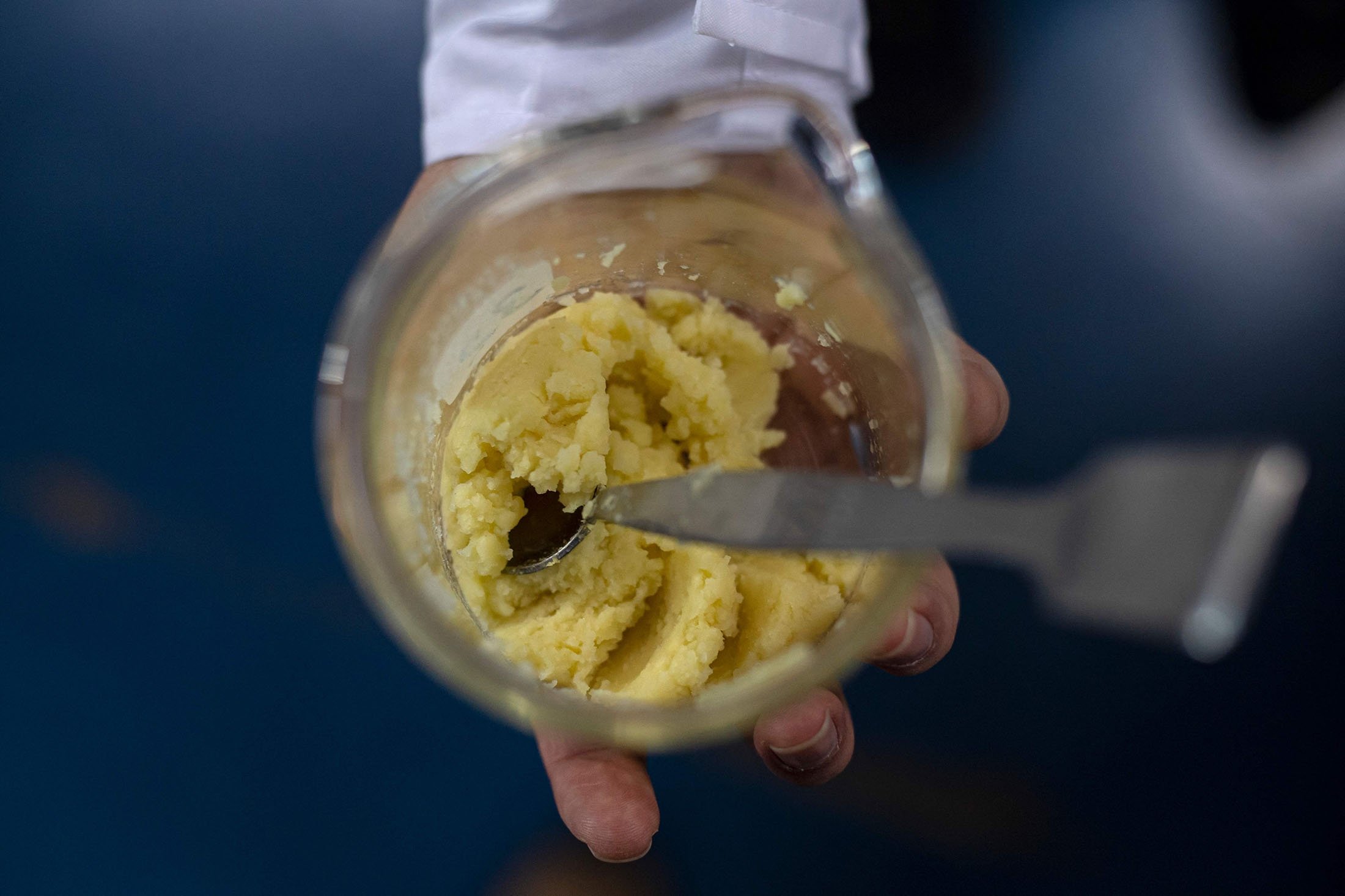 Insinyur makanan Roberto Lemus menunjukkan sebagian makanan sebelum memasukkannya ke dalam printer 3D di lab mereka di Universitas Chili, Santiago, Chili, 17 Juni 2022. (AFP Photo)