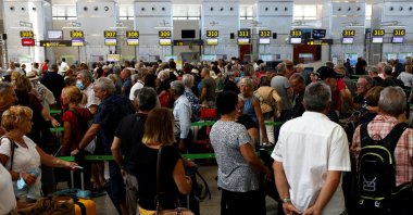 Passengers queue at check-in desks at Malaga-Costa del Sol Airport, Malaga, Spain, June 4, 2022. (Reuters Photo)