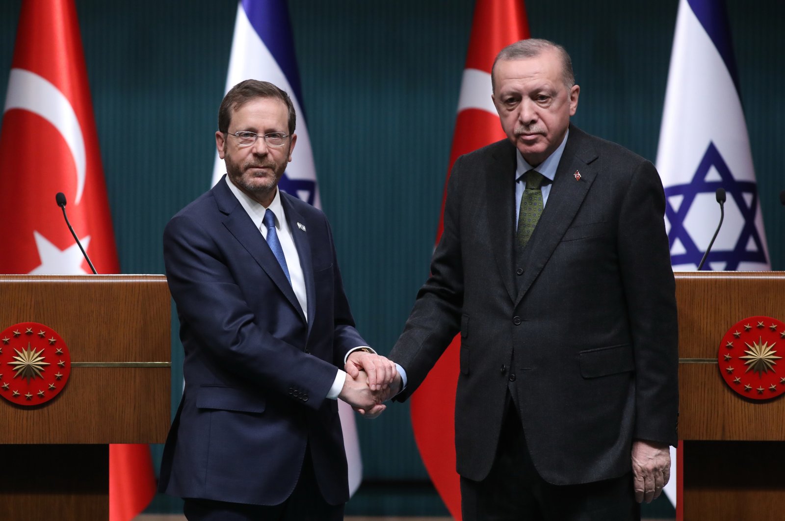 Israeli President Isaac Herzog (L) and Turkish President Recep Tayyip Erdoğan (R) attend a press conference after their meeting in Ankara, Turkey, March 9, 2022. (EPA Photo)