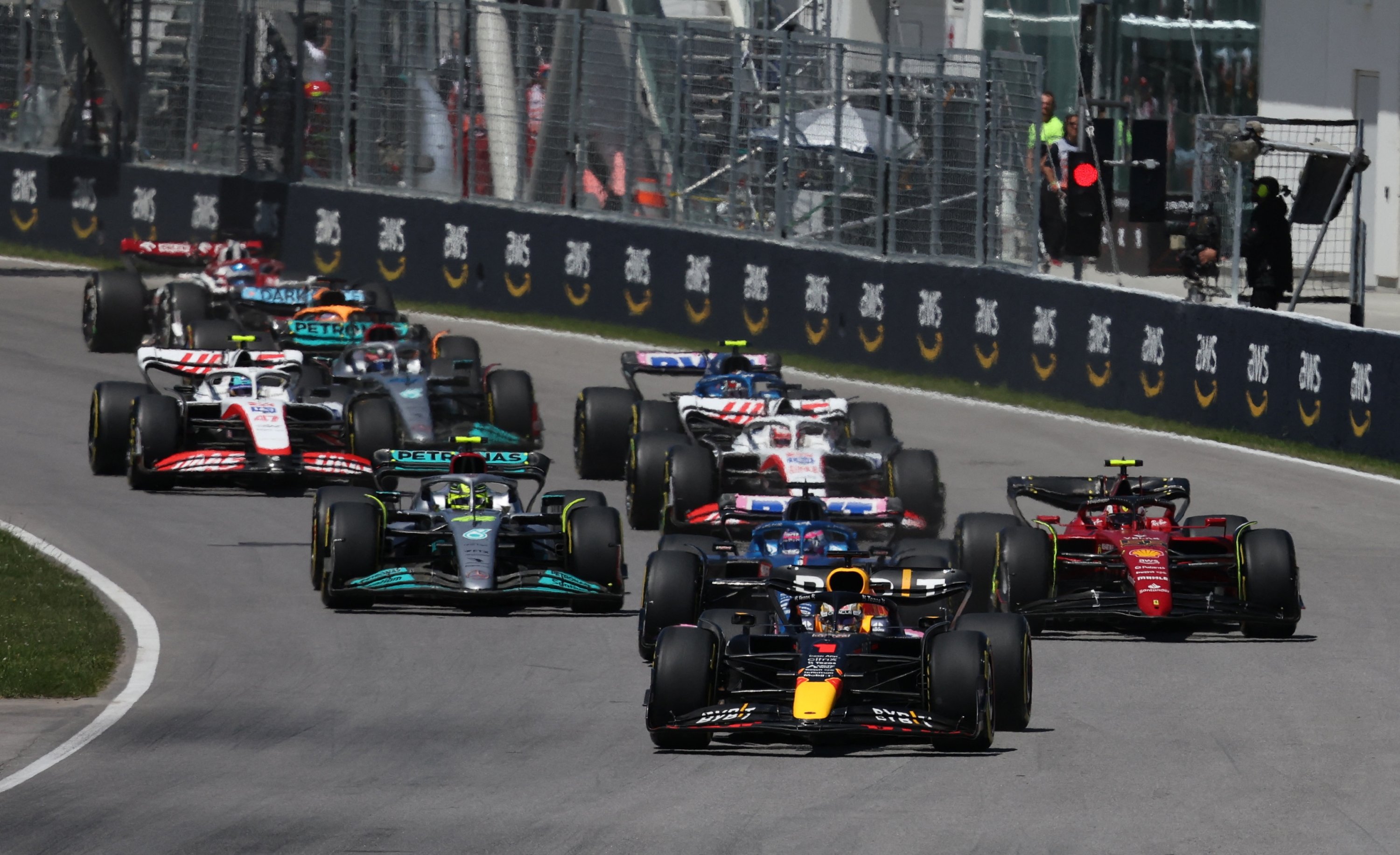 Pembalap Red Bull Max Verstappen beraksi selama Grand Prix Formula 1 Kanada, Montreal, Kanada, 19 Juni 2022. (Foto Reuters)