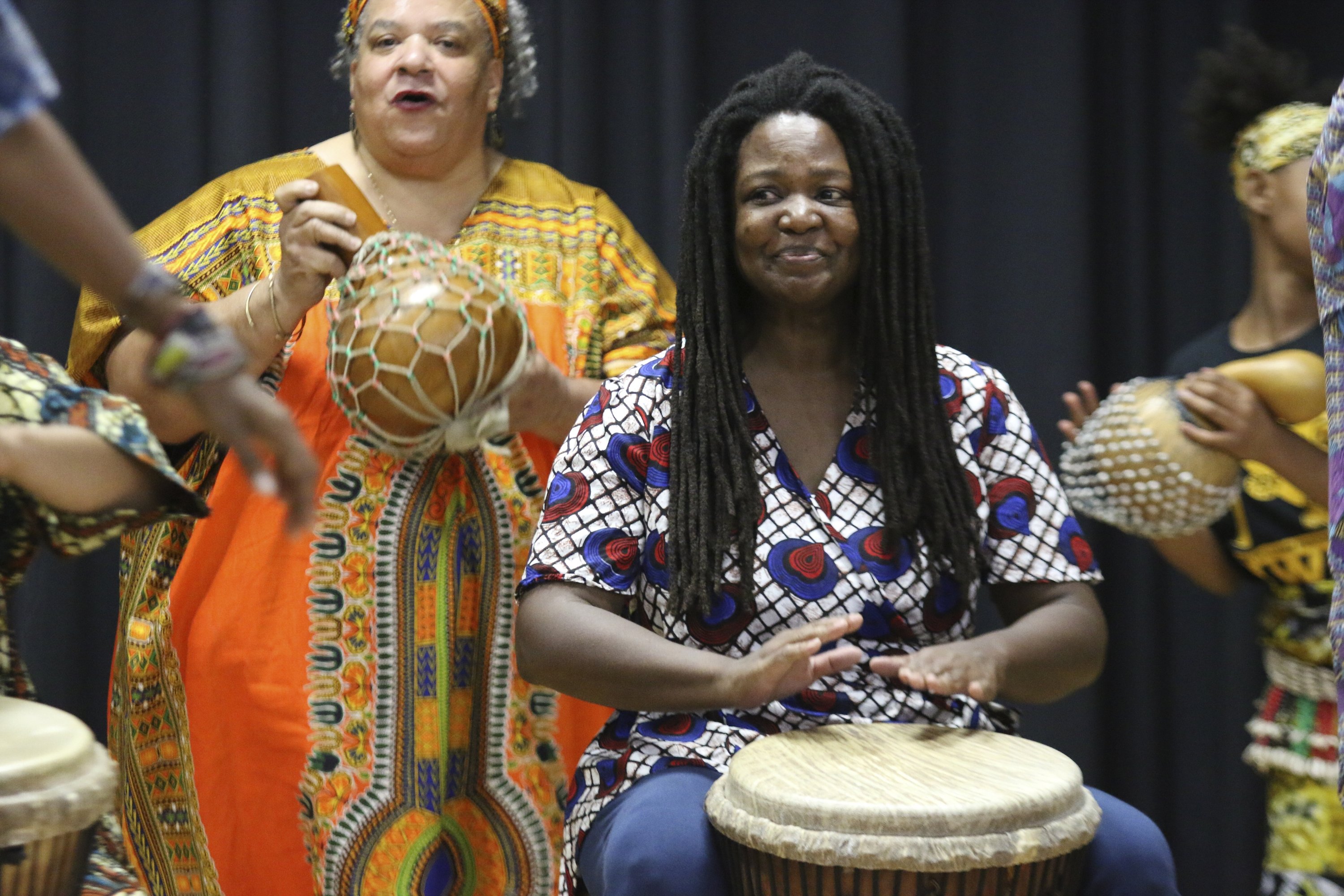 Anggota Kawambe-Omowale African Drum & Dance tampil selama perayaan Juneteenth tahunan di Eastlake Park di Phoenix, AS, 18 Juni 2022. (AP Photo)