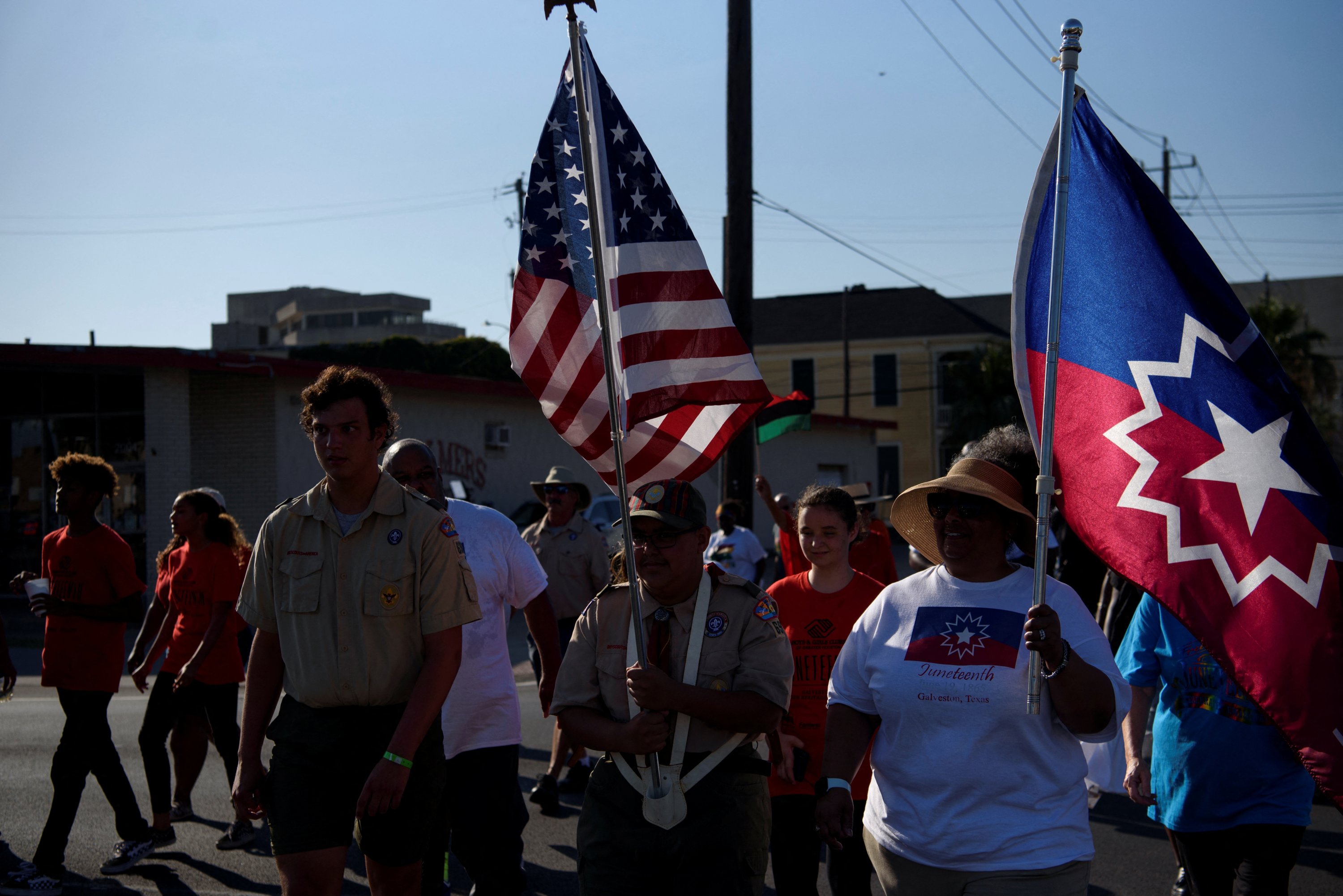 Sekelompok orang berpartisipasi dalam pawai emansipasi saat orang-orang berkumpul untuk merayakan Juneteenth, yang memperingati berakhirnya perbudakan di Texas, dua tahun setelah Proklamasi Emansipasi 1863 membebaskan budak di tempat lain di Amerika Serikat, di Galveston, Texas, AS, 19 Juni 2022. (Foto Reuters)