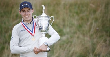 England&#039;s Matt Fitzpatrick celebrates with the U.S. Open Championship trophy, Brookline, Massachusetts, U.S., June 19, 2022. (AFP Photo)