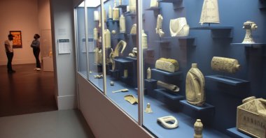 Artist Duke Riley (L) chats with a visitor about his exhibition "Death to the Living, Long Live Trash" at New York's Brooklyn Museum. (dpa)