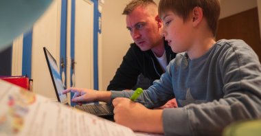 If you can&#039;t determine whether your child is right or left-handed, you should consider professional testing well before school starts. (dpa Photo)