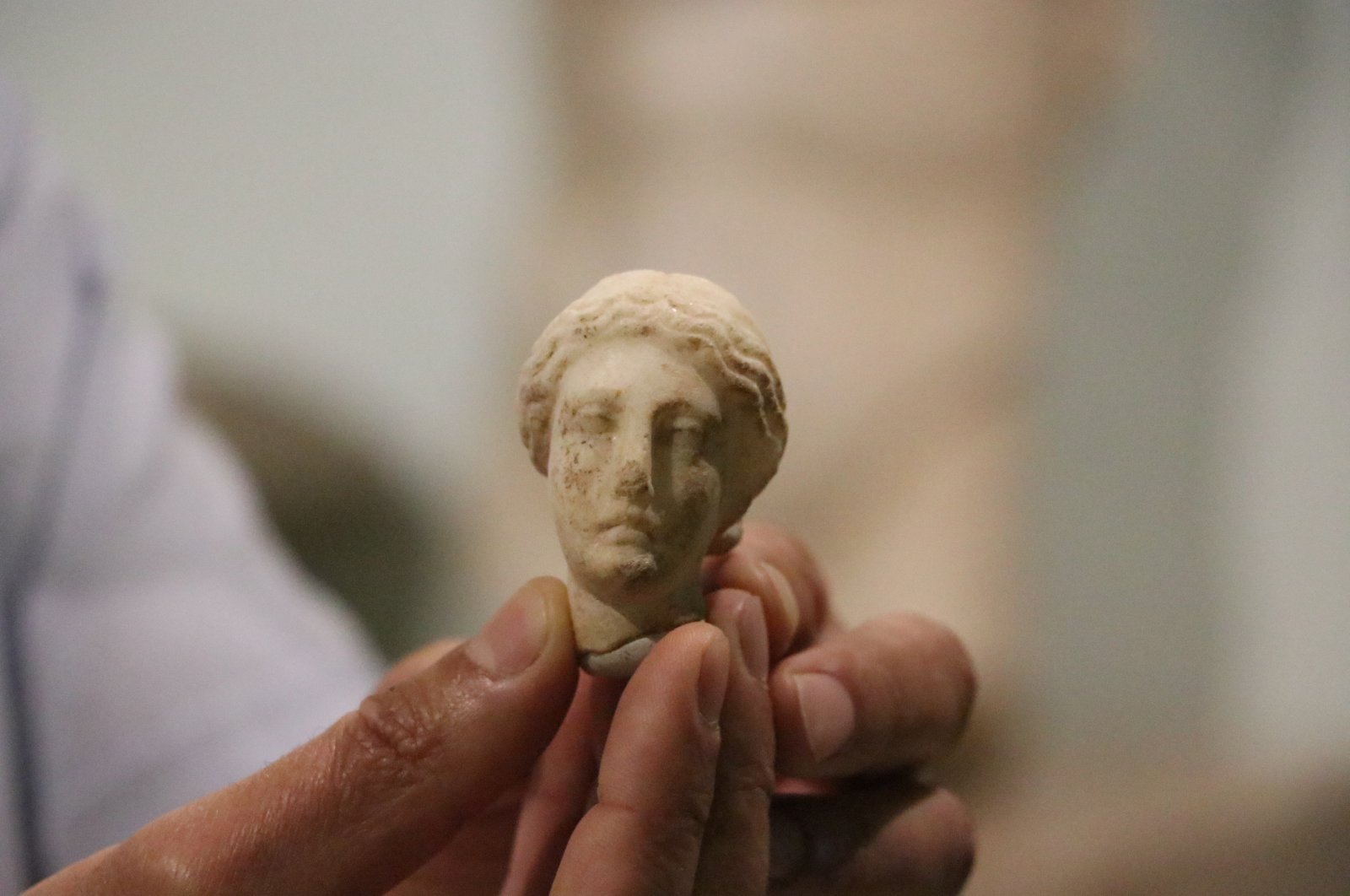 Sosok wanita marmer Romawi ditemukan di Tyana . Turki
