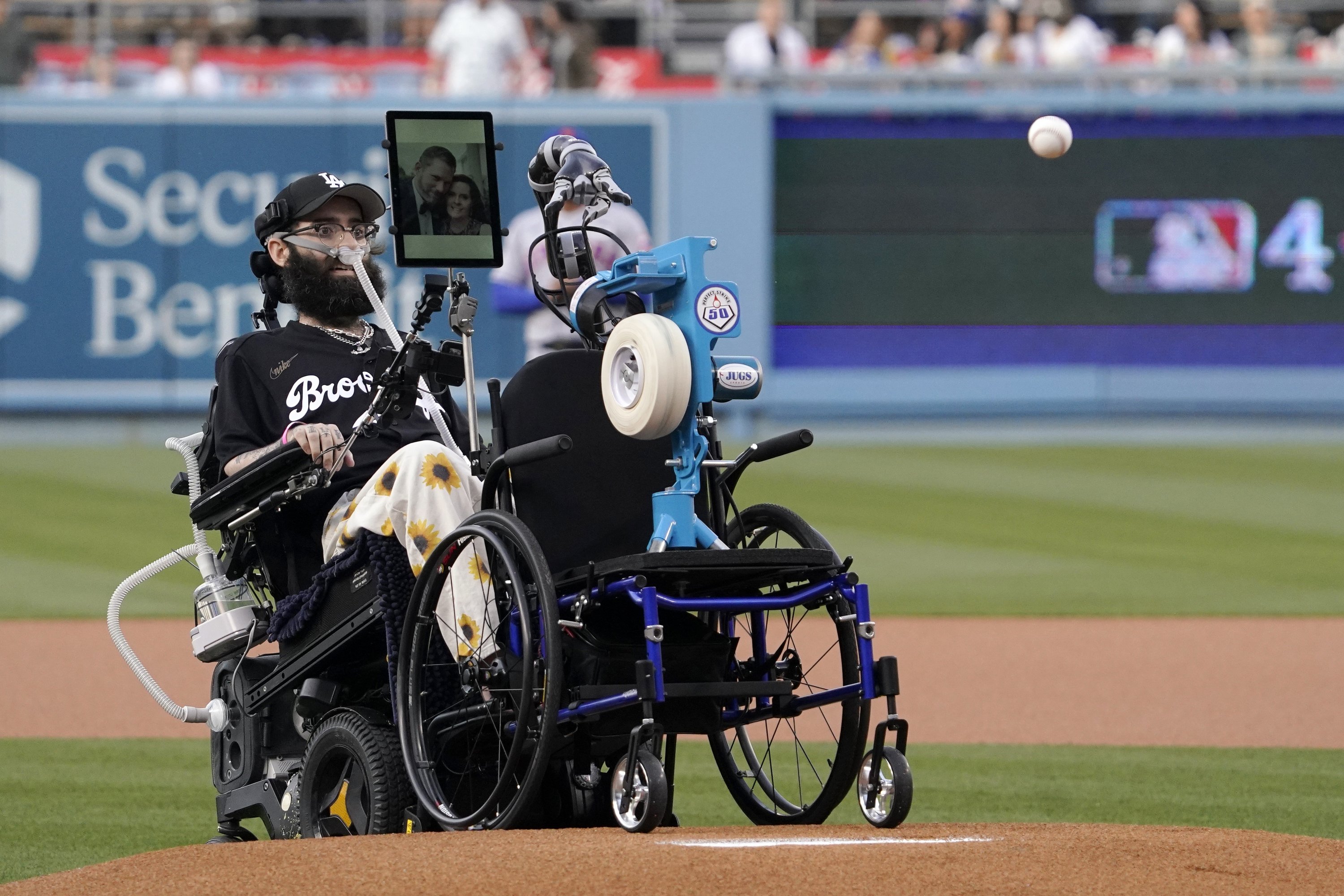 Anthony Carbajal, yang berjuang melawan ALS, melakukan lemparan pertama seremonial dengan bantuan mesin lempar sebelum pertandingan bisbol antara Los Angeles Dodgers dan New York Mets, di Los Angeles, AS, 2 Juni 2022. (AP Foto)