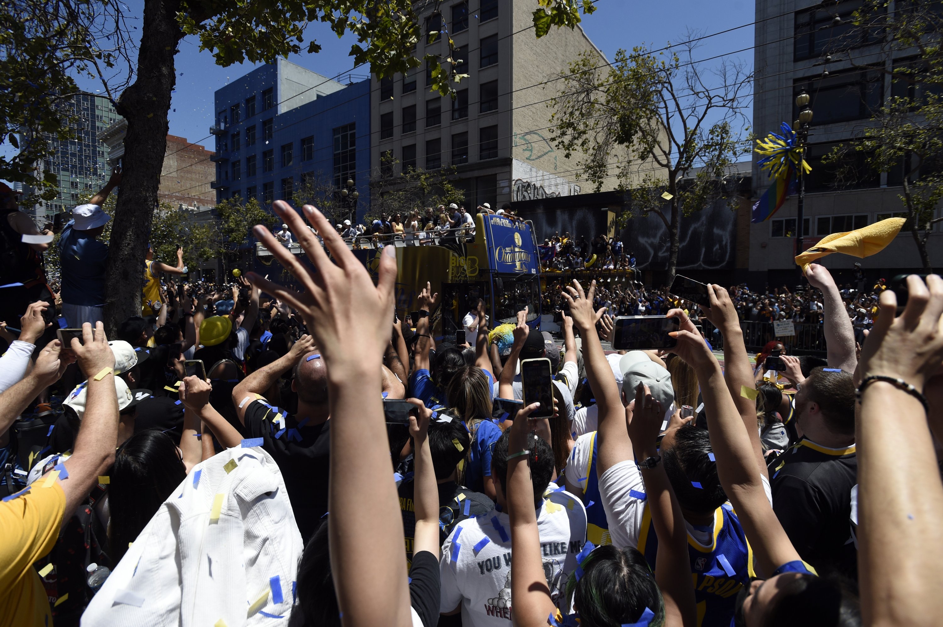 Fans menghadiri parade kemenangan Golden State Warriors NBA Championship, San Francisco, California, AS, 20 Juni 2022. (AA Photo)