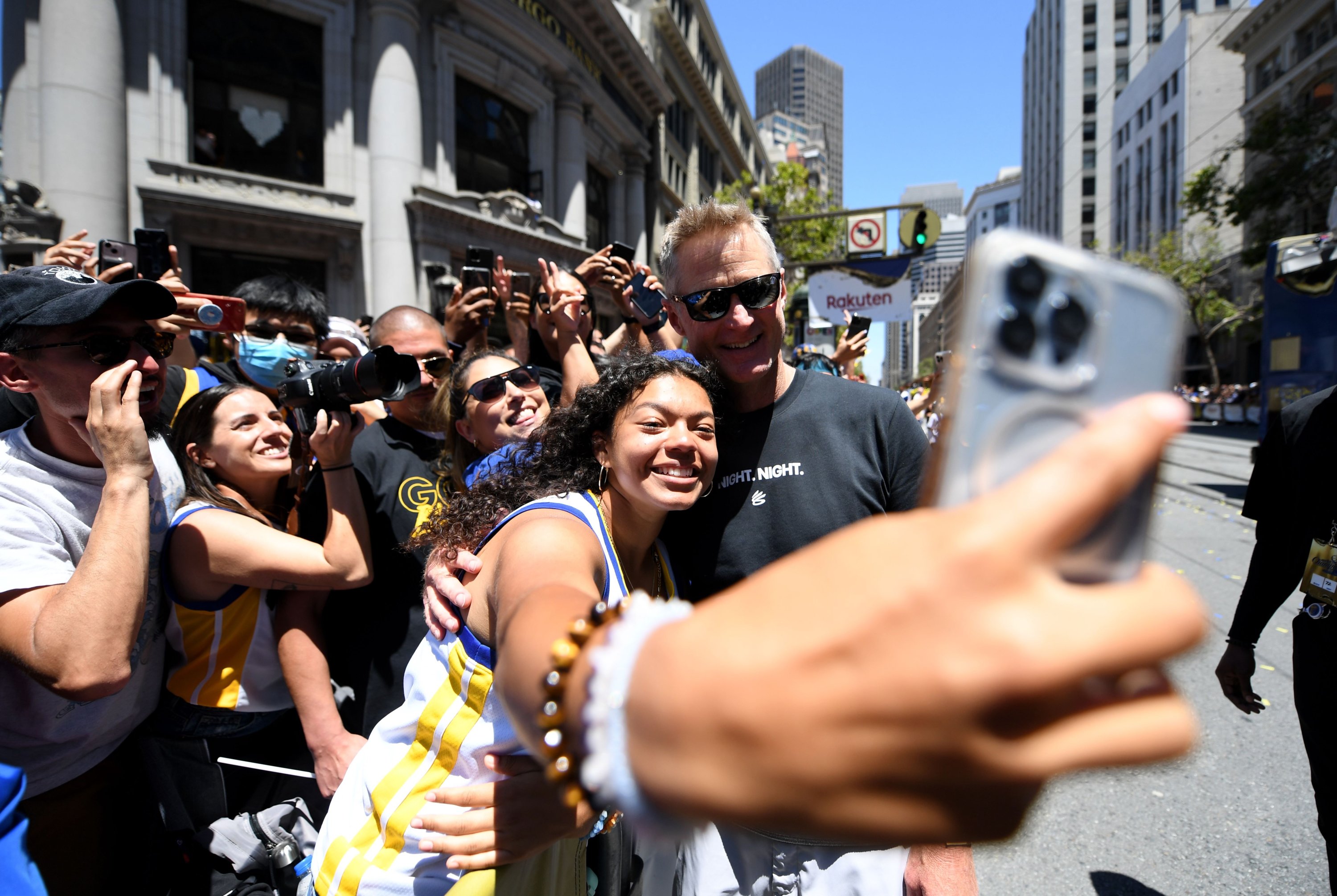 Pelatih kepala Warriors Steve Kerr menyapa para penggemar selama parade kemenangan Golden State Warriors NBA Championship, San Francisco, California, AS, 20 Juni 2022. (AFP Photo)