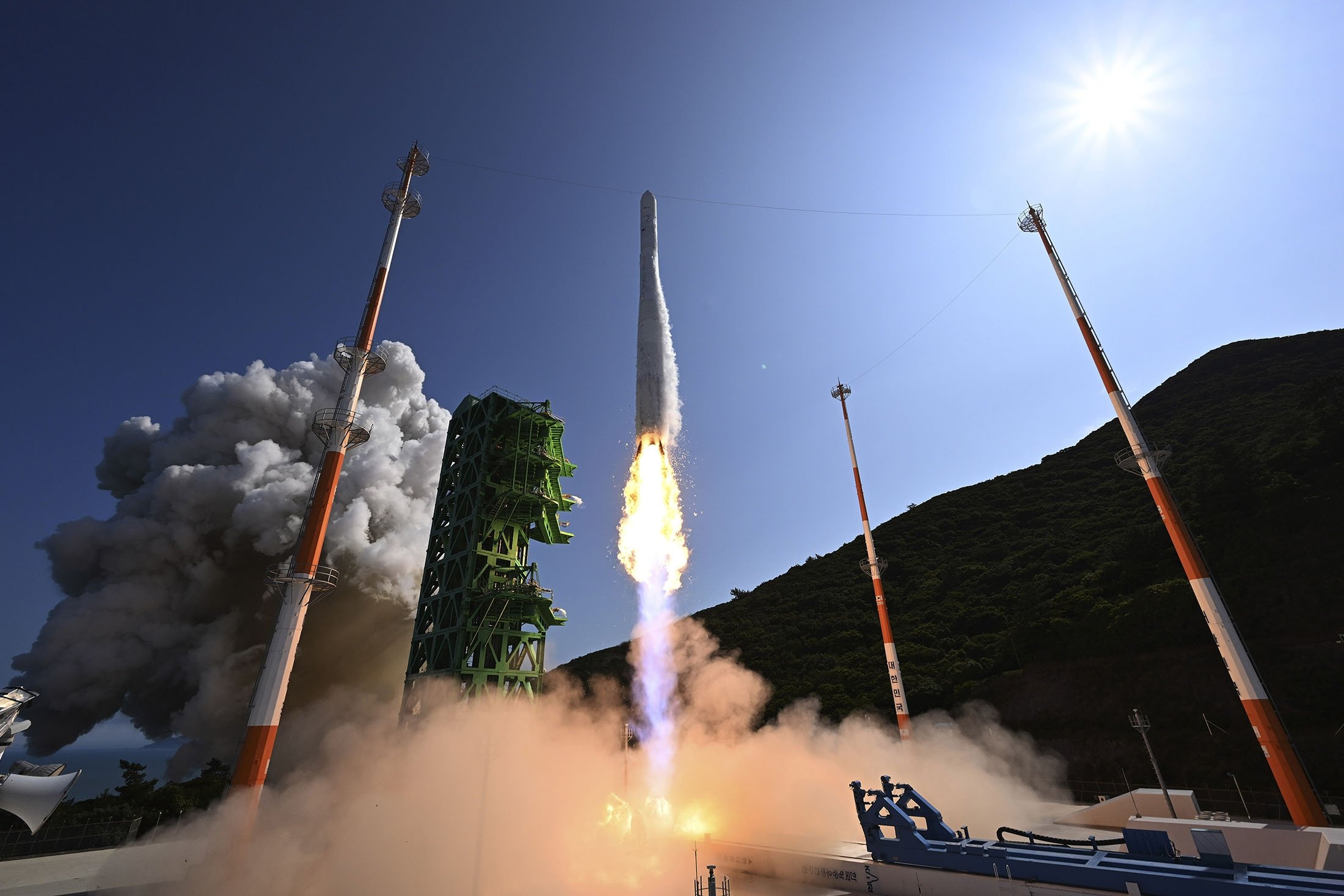 Roket Nuri, roket luar angkasa pertama yang diproduksi di dalam negeri, lepas landas dari landasan peluncuran di Naro Space Center di Goheung, Korea Selatan, 21 Juni 2022. (AFP Photo)