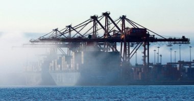 A container ship port is partially enveloped in morning fog in Burrard Inlet of Vancouver, Canada, May 4, 2008. (Reuters Photo)