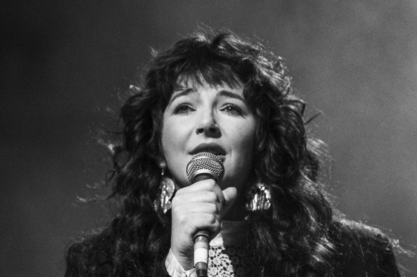 Musician Kate Bush performing on stage at the Secret Policeman&#039;s Ball, in aid of Amnesty International, at London Palladium, March 1987 (Getty Images)