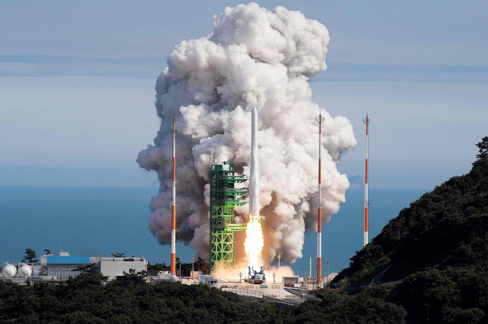 The Nuri rocket, the country&#039;s first domestically produced space rocket, lifts off from a launch pad at the Naro Space Center in Goheung, South Korea, June 21, 2022. (AFP Photo)