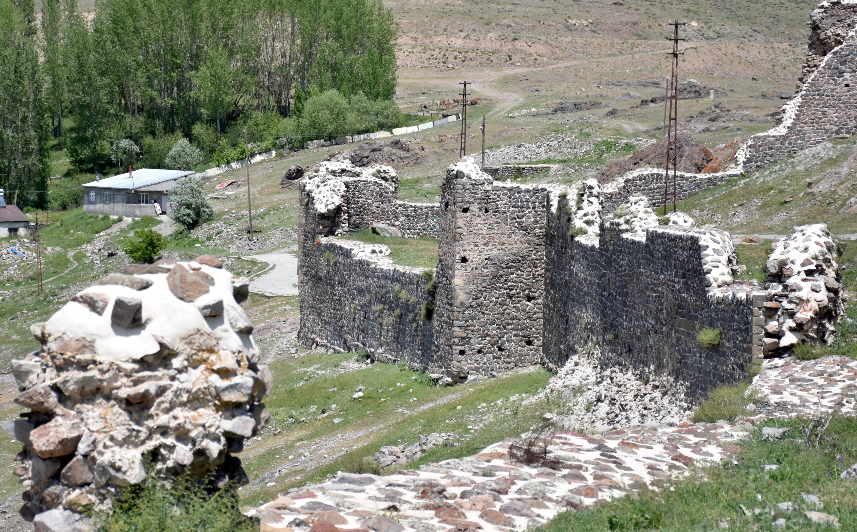 Pemandangan dari Kastil Pasinler, Erzurum, Turki timur, 21 Juni 2022. (AA) 