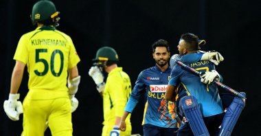 Sri Lanka&#039;s skipper Dasun Shanaka (R) and wicketkeeper Niroshan Dickwella celebrate after winning by 4 runs against Australia, Colombo, Sri Lanka, June 21, 2022. (AFP Photo)