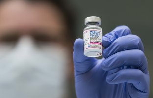 A vial of Moderna&#039;s COVID-19 vaccine for children 6 months to 5 years old during a vaccination press conference at the Cohen Children&#039;s Medical Center at Long Island Jewish Medical Center in the Queens borough of New York, U.S., June 22, 2022. (EPA PHOTO)