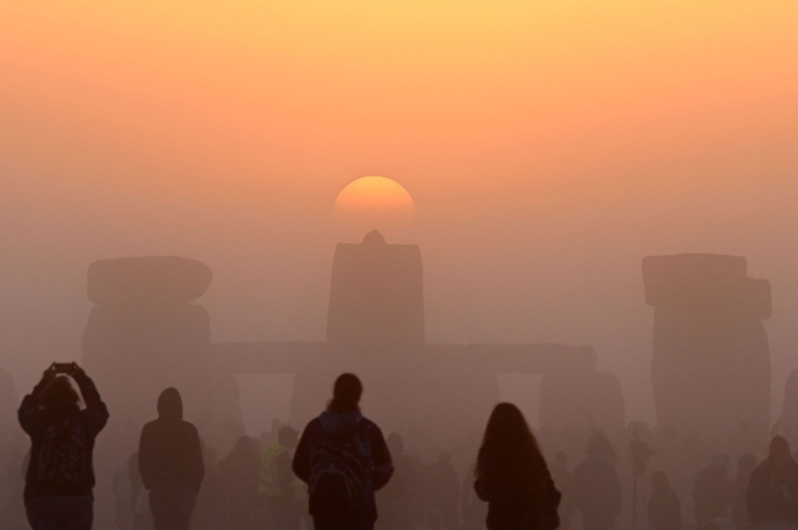 Titik balik matahari di Stonehenge: Matahari terbit berkabut menandai hari terpanjang dalam setahun