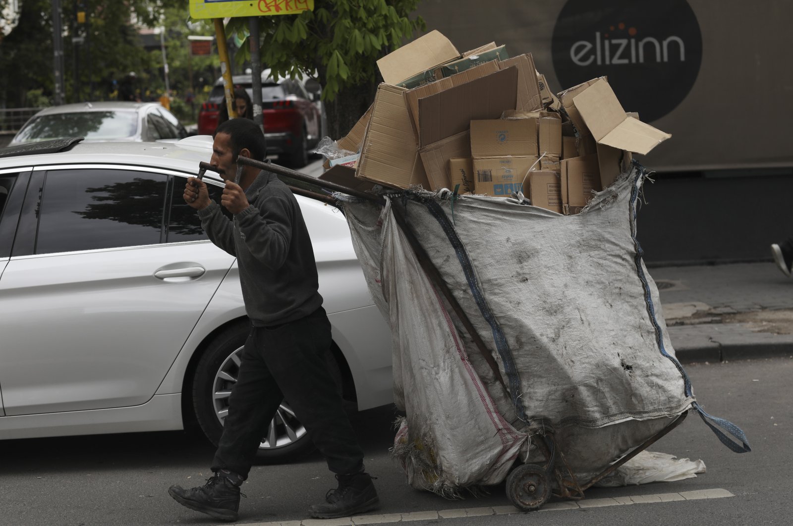 A trash collector pulls a cart in the capital Ankara, Turkey, May 5, 2022. (AP PHOTO) 