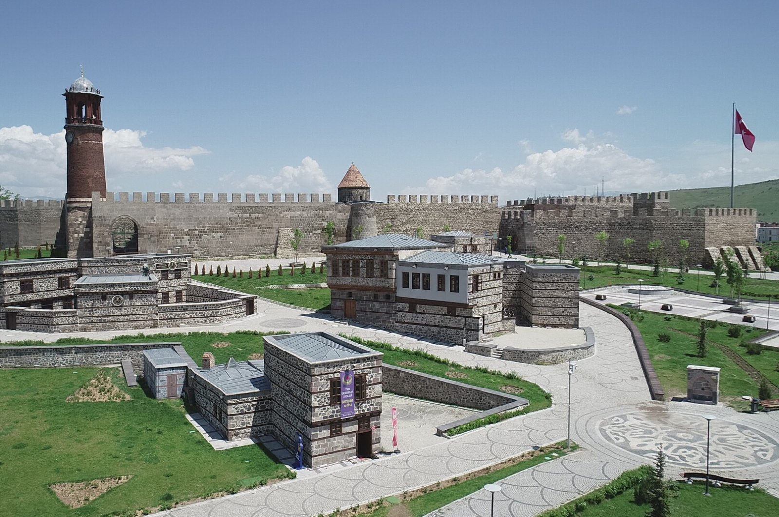Studi mengungkapkan 165 kastil bersejarah di Erzurum . Turki timur