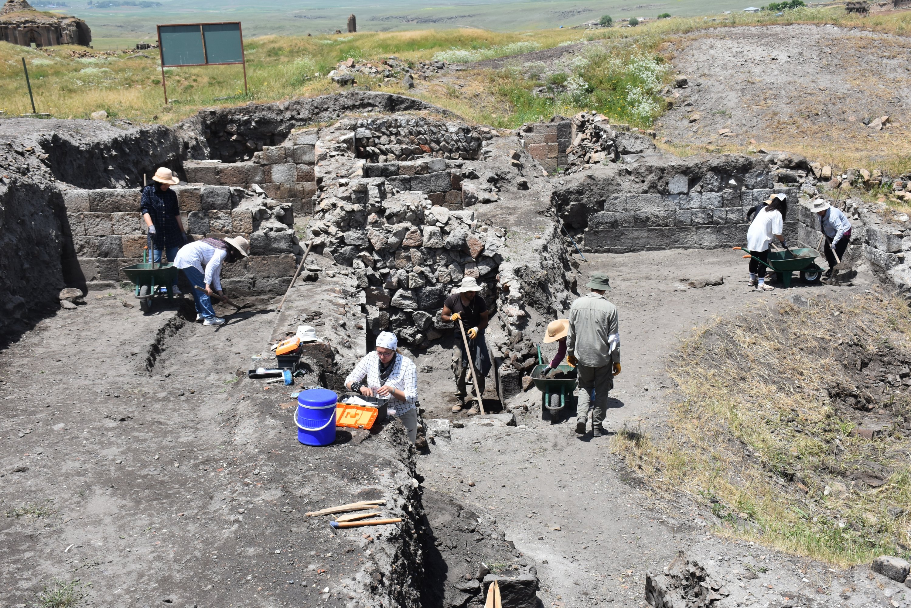 Arkeolog bekerja di Ani, Kars, Turki timur laut, 22 Juni 2022. (AA Photo)