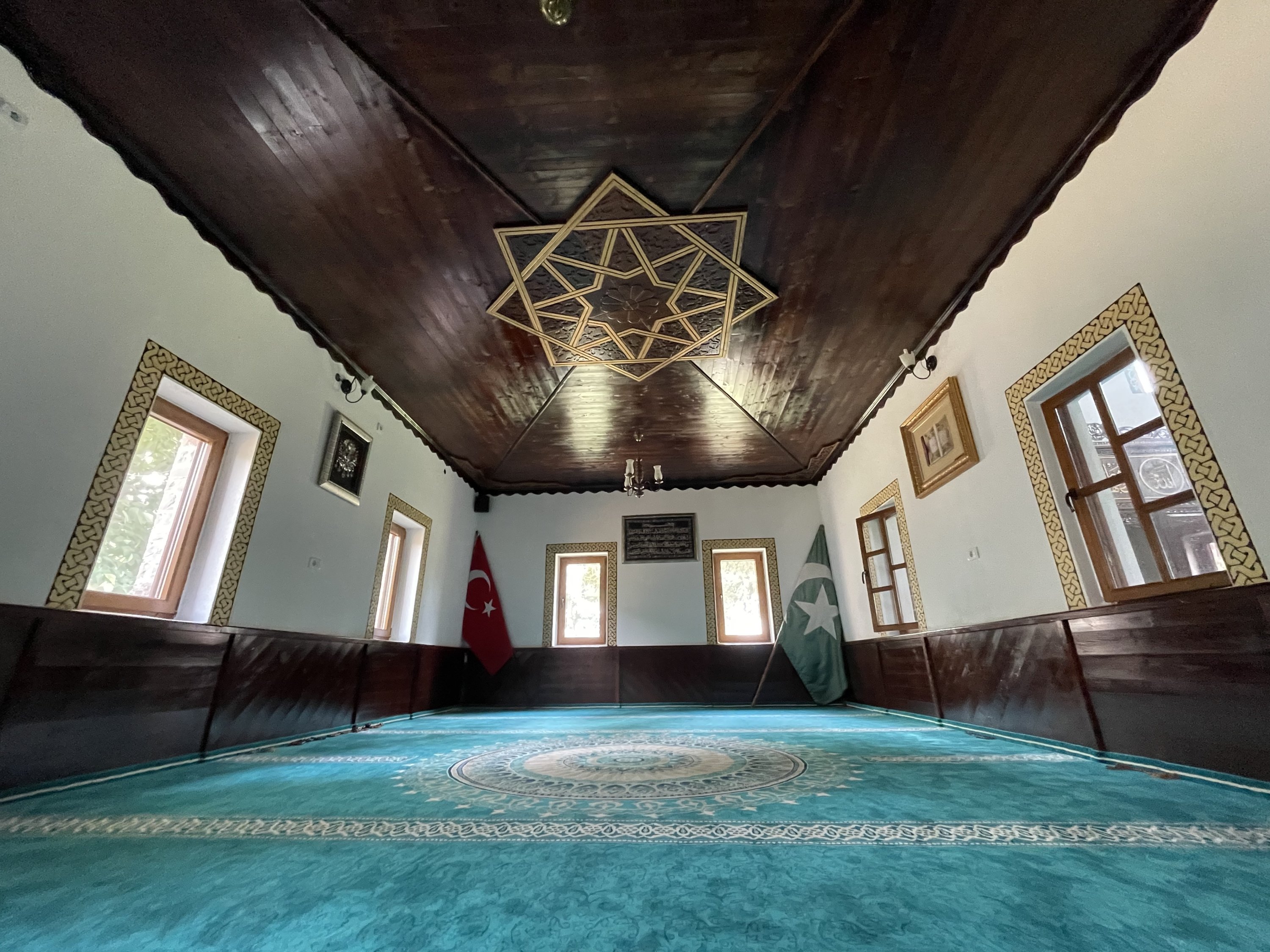 Pemandangan interior dari Masjid Nizam, Montenegro, 22 Juni 2022. (AA) 