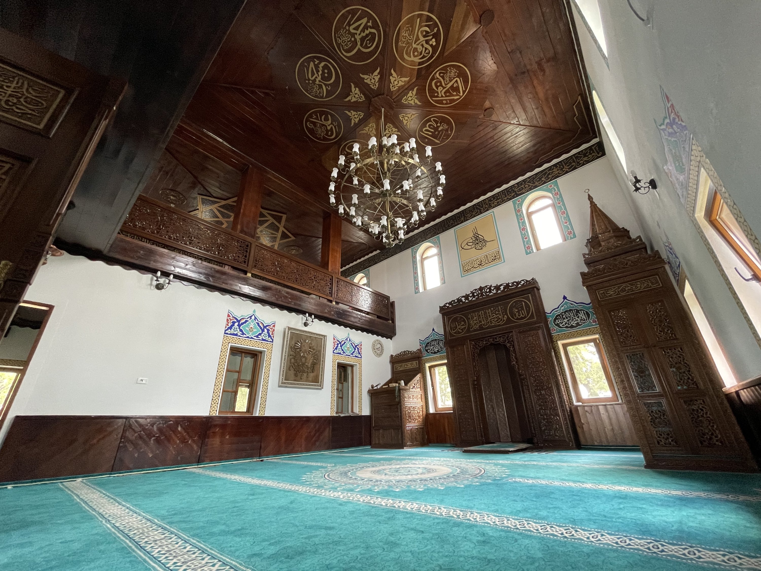 Pemandangan interior dari Masjid Nizam, Montenegro, 22 Juni 2022. (AA) 