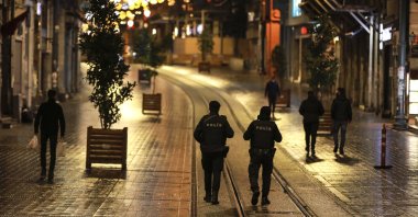 Police officers patrol Istiklal Avenue, a popular street among tourists, in Istanbul, Turkey, Nov. 21, 2020. (AP PHOTO)