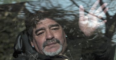 Argentine football great Diego Maradona waves at fans, Bella Vista, Argentina, June 26, 2015. (AFP Photo)