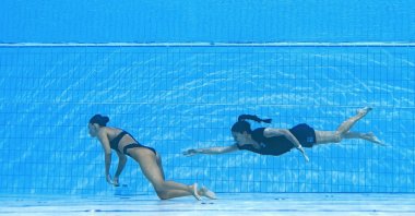 Coach Andrea Fuentes recovers USA's Anita Alvarez (L) from the bottom of the pool during the Budapest 2022 World Aquatics Championships, Budapest, Hungary, June 22, 2022. (AFP Photo)