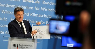 German Economy and Climate Minister Robert Habeck shows an diagram about German gas storage during a news conference in Berlin, Germany, June 23, 2022. (Reuters Photo)