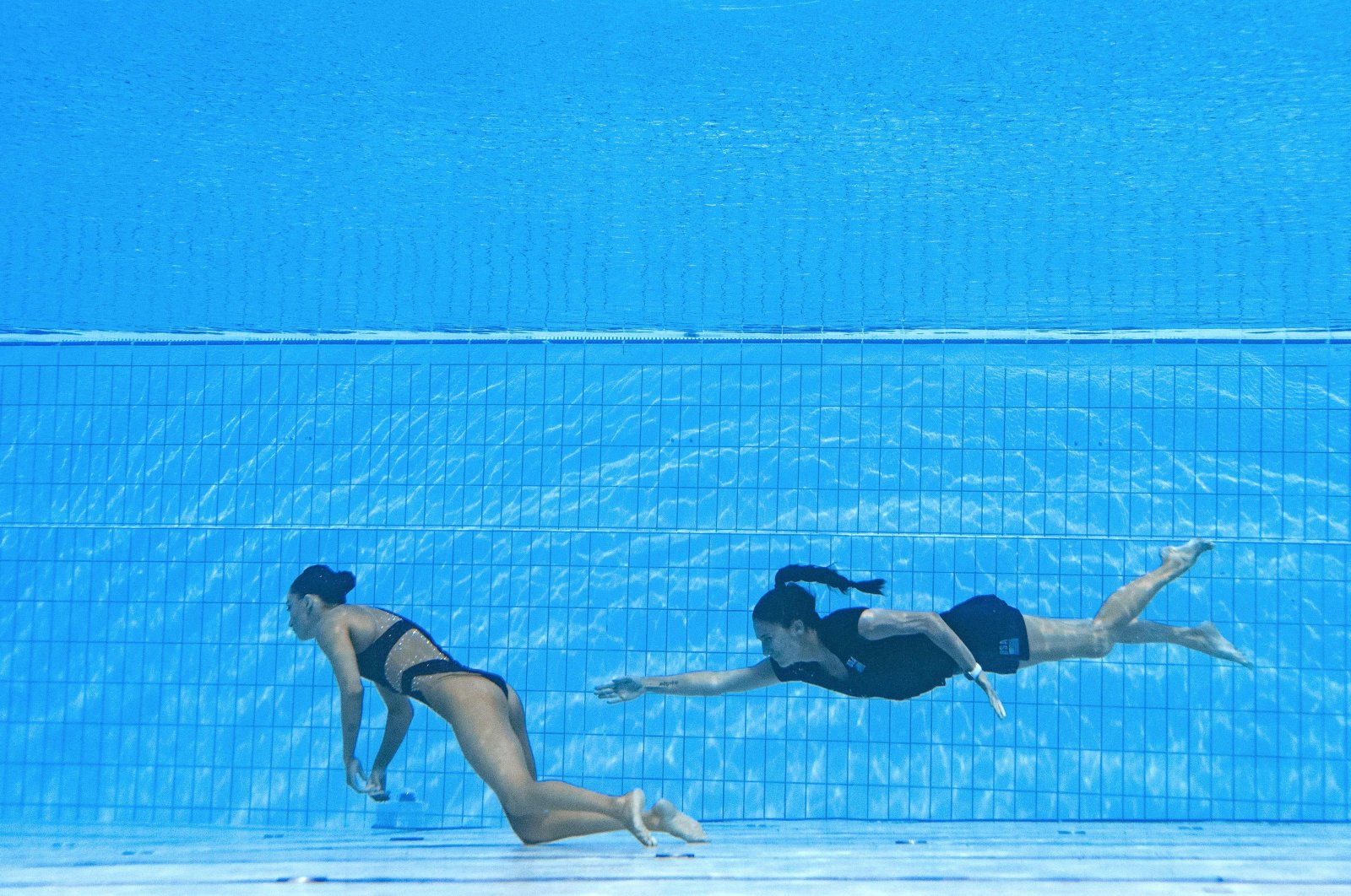 Coach Andrea Fuentes recovers USA&#039;s Anita Alvarez (L) from the bottom of the pool during the Budapest 2022 World Aquatics Championships, Budapest, Hungary, June 22, 2022. (AFP Photo)