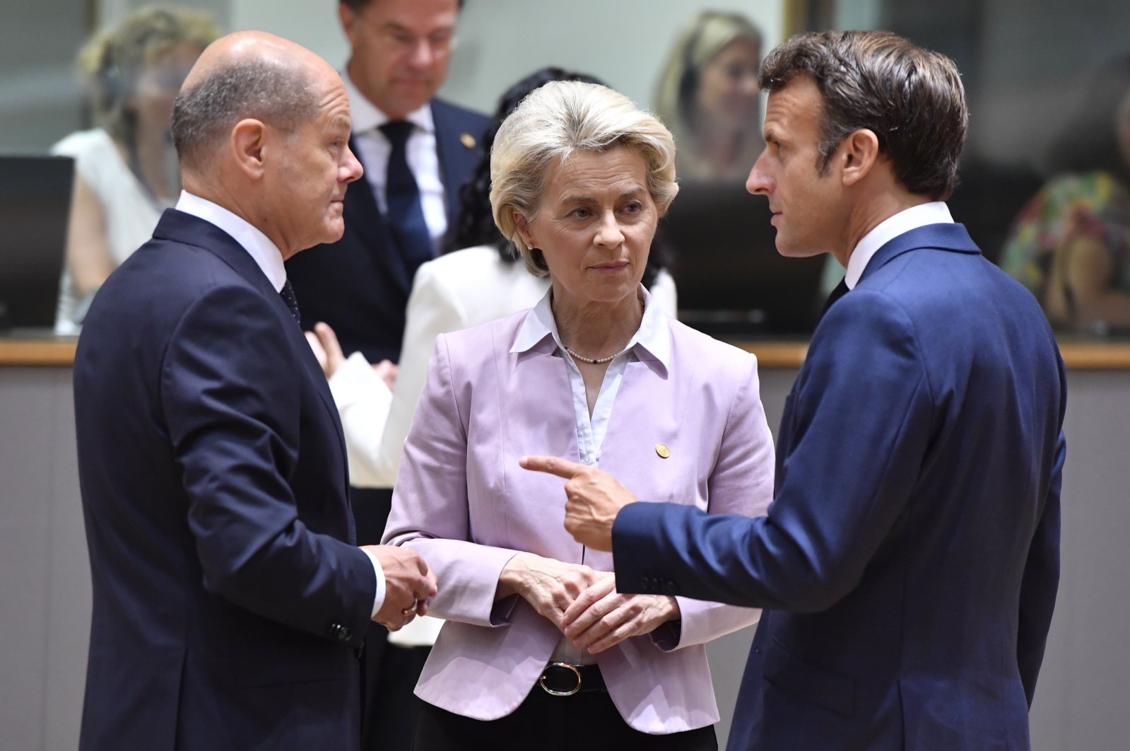 German Chancellor Olaf Scholz (L), speaks with European Commission President Ursula von der Leyen (C), and French President Emmanuel Macron during a round table meeting at an EU summit in Brussels, Belgium, June 23, 2022. (AP Photo)