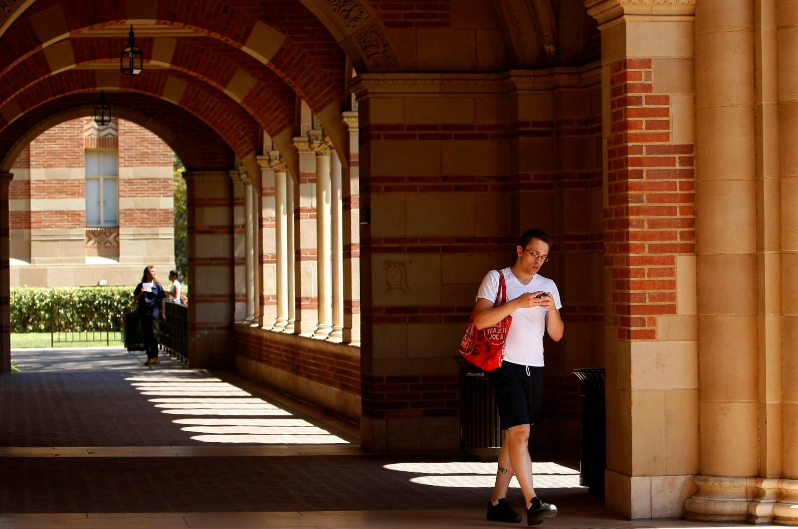 A student walks in the University of California Los Angeles (UCLA) campus in Los Angeles, U.S., Sept. 18, 2009. (Reuters Photo)