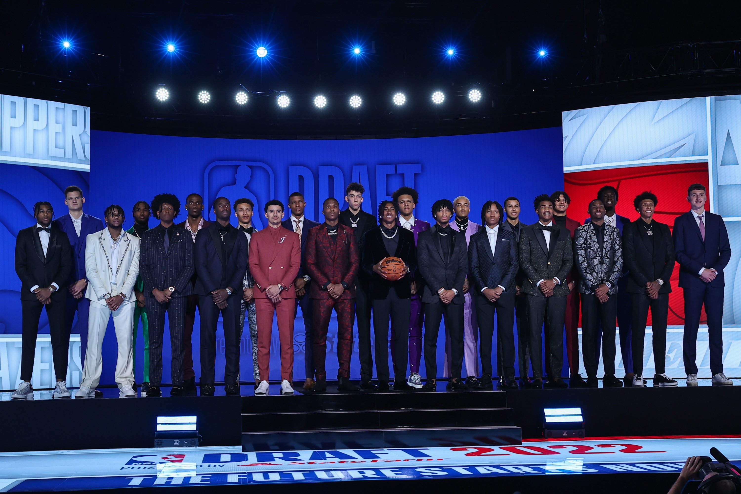 Pilihan teratas di NBA Draft 2022 di atas panggung pada acara di New York, AS, 23 Juni 2022. (AA Photo)