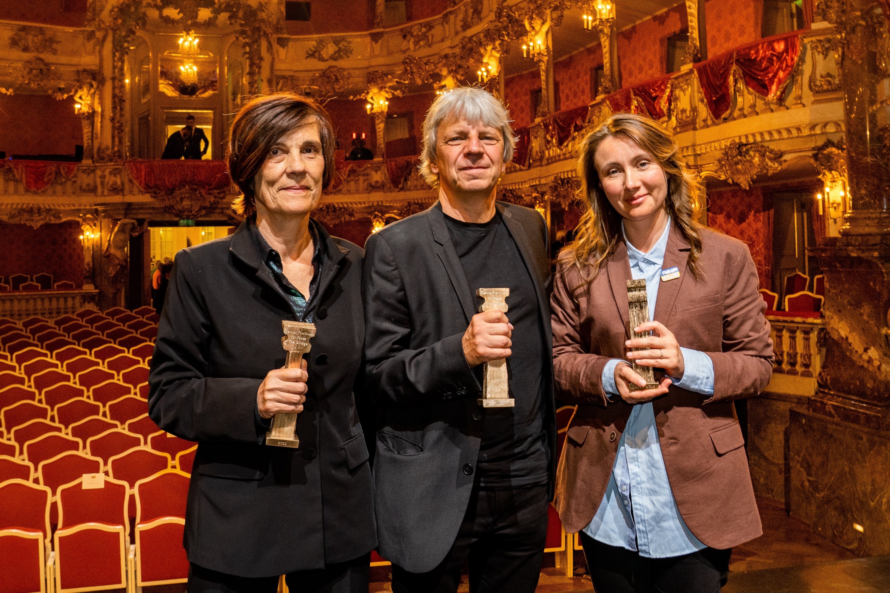 Maryna Er Gorbach (kanan) berpose dengan pemenang lain dari Penghargaan Film Jerman ke-21 untuk Perdamaian – Jembatan.
