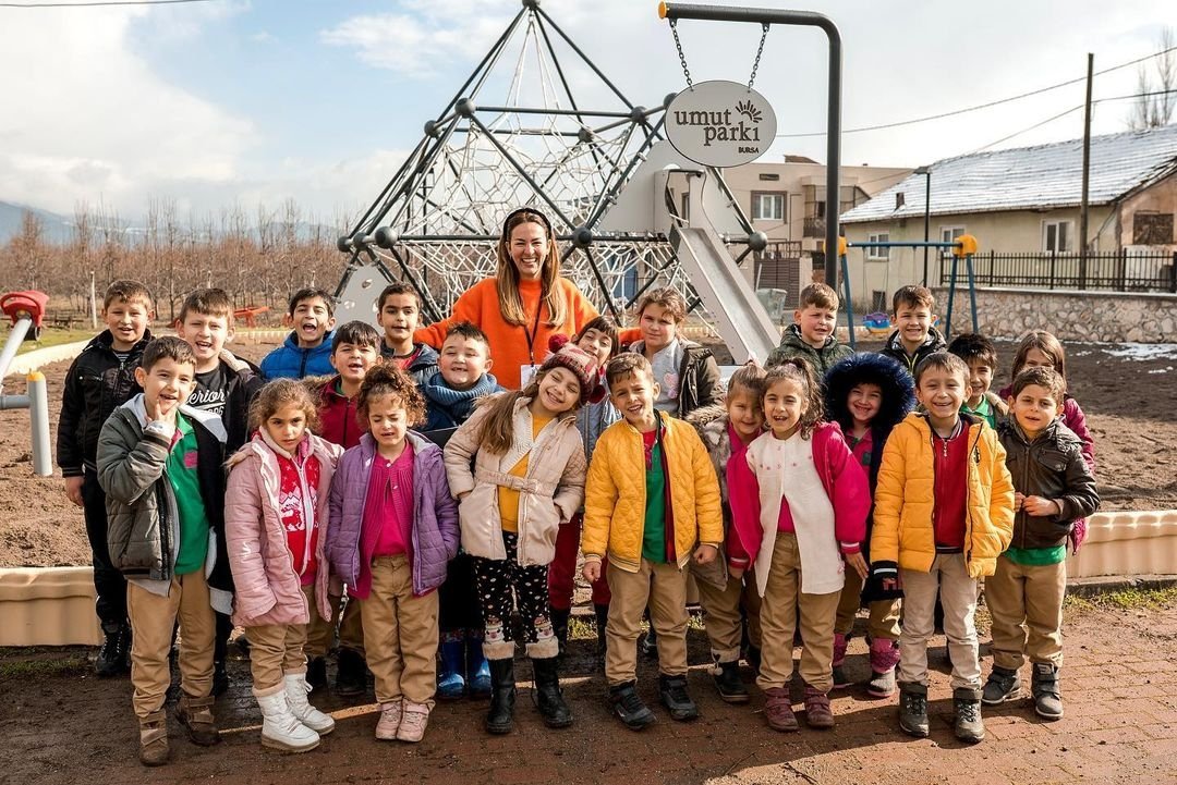 Ece Çiftçi (C) poses with the children at Umut Park opening under the SosyalBen Foundation, Bursa, Turkey, Jan. 22, 2022. (From Instagram / @ciftciece)