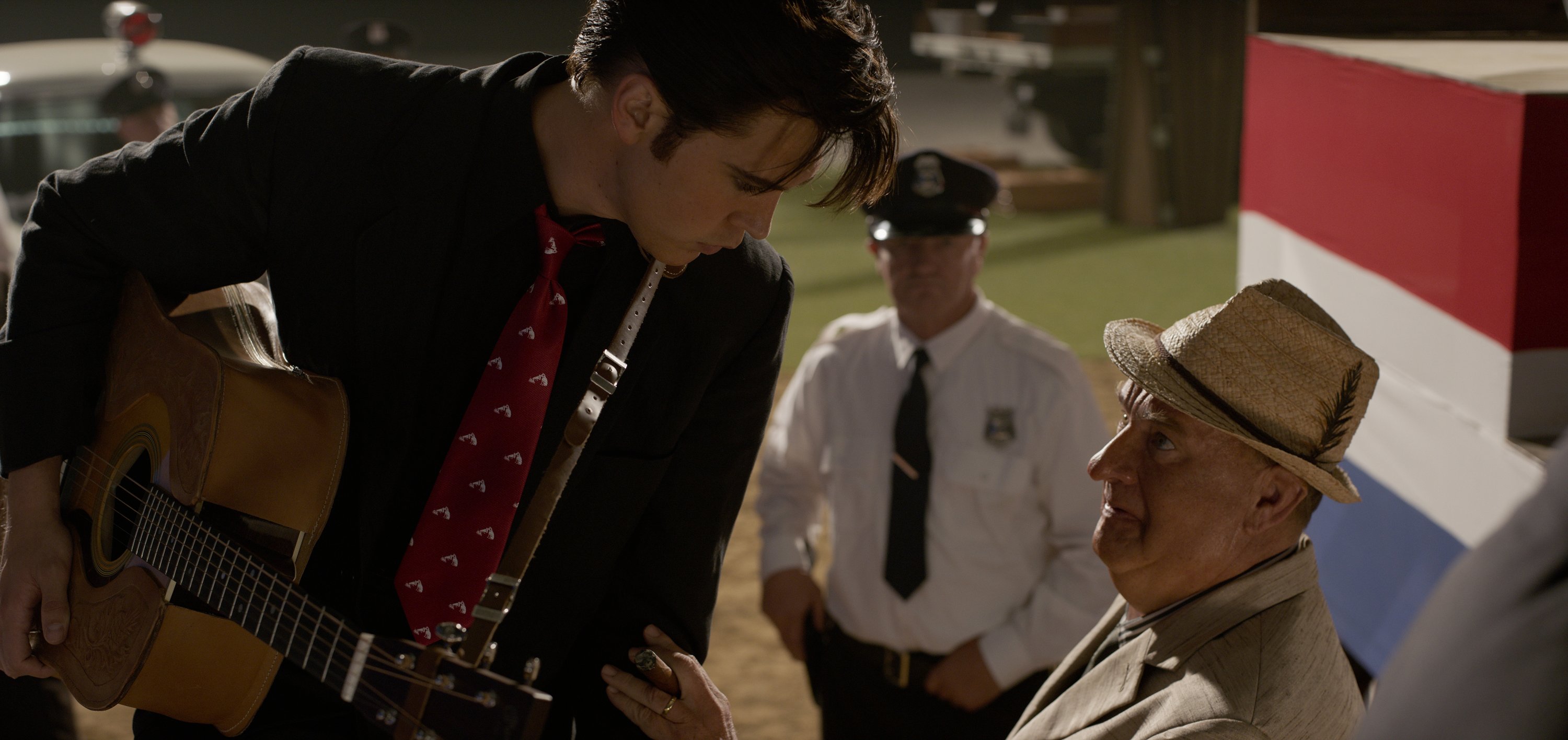 Austin Butler (kiri) sebagai Elvis Presley dan Tom Hanks sebagai Tom Parker dalam sebuah adegan dari 'Elvis.'  (Courtesy of Warner Bros Pictures)
