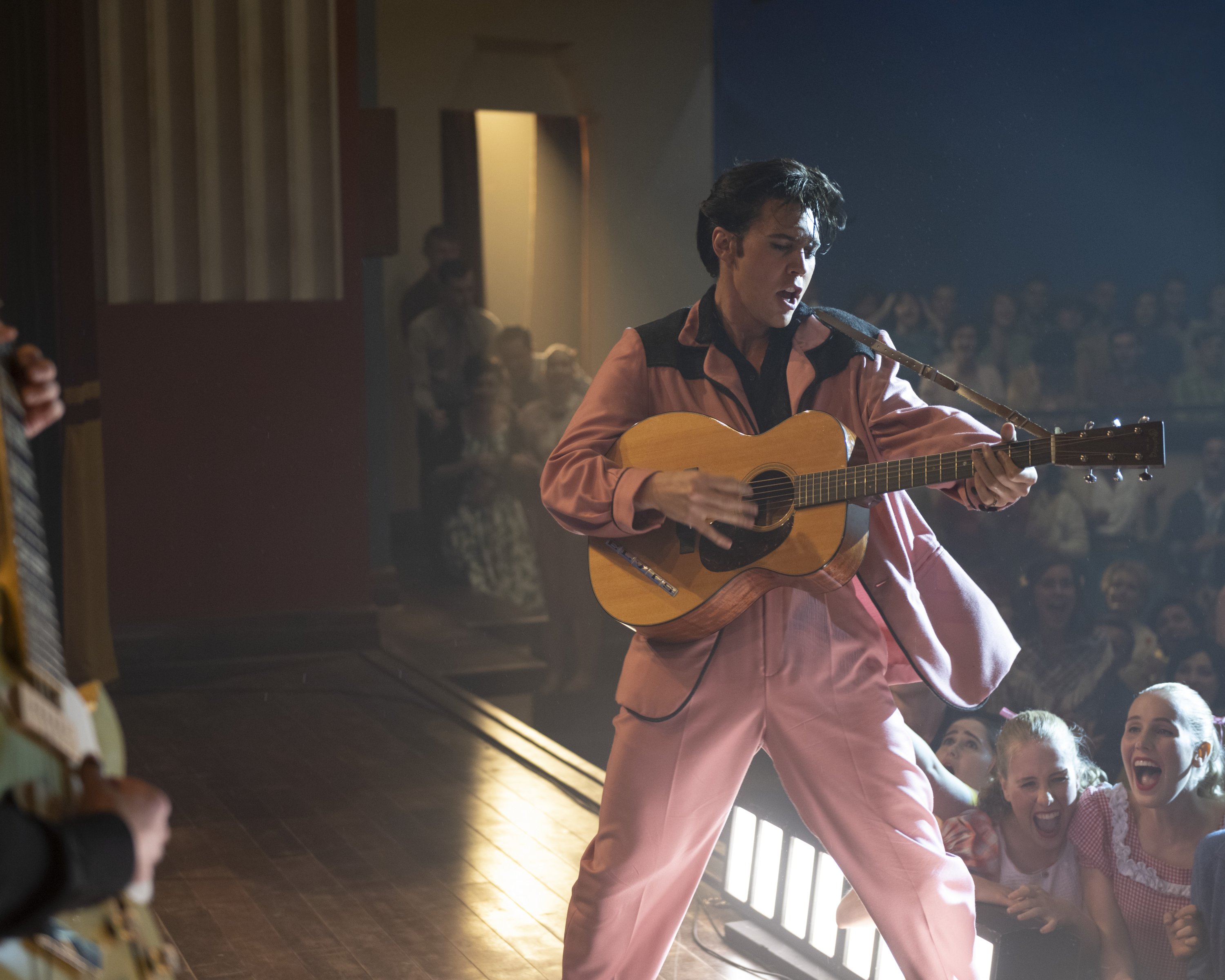 Austin Butler sebagai Elvis Presley dalam adegan dari 