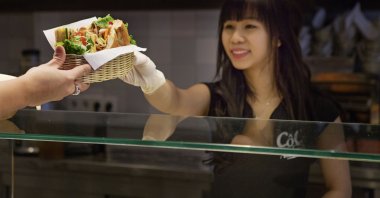 If you want to travel the world in culinary terms, you don't need a plane. Authentic Mexican tacos, Vietnamese banh-mi and American hot dogs can just as easily be picked up in many food trucks in cities around the world, Oct. 30, 2013. (DPA Photo)