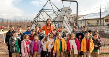 Ece Çiftçi (C) poses with the children at Umut Park opening under the SosyalBen Foundation, Bursa, Turkey, Jan. 22, 2022. (From Instagram / @ciftciece)
