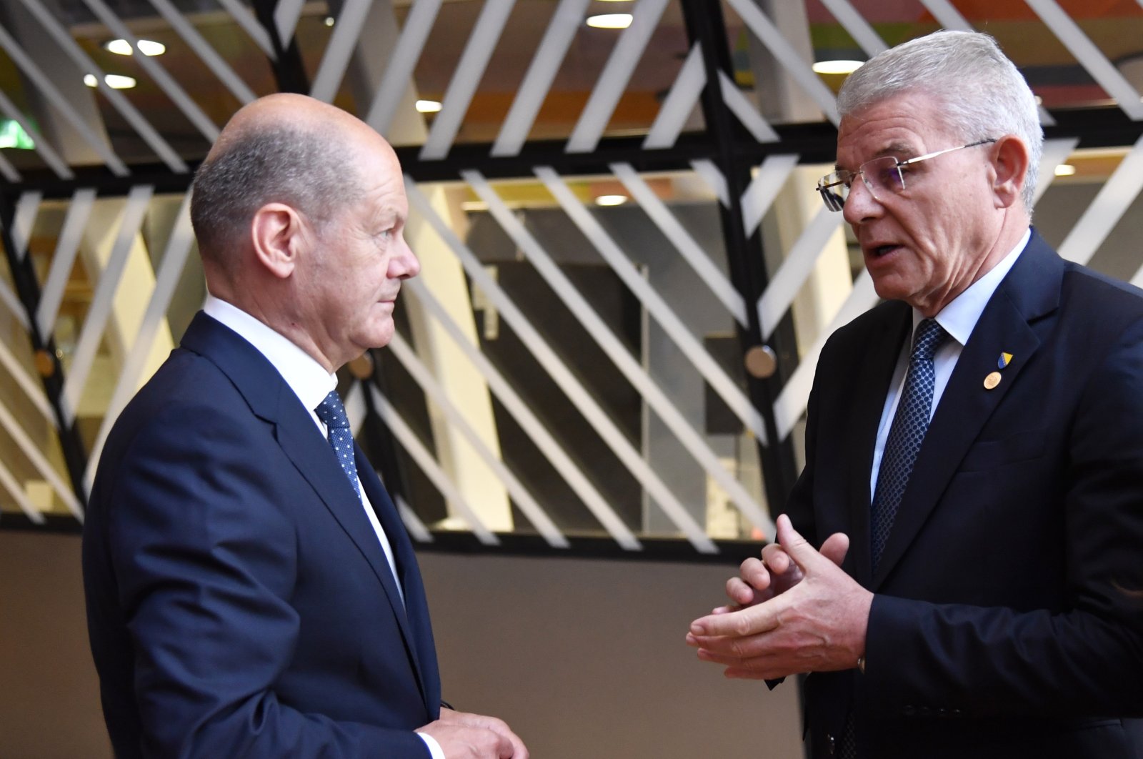 German Chancellor Olaf Scholz (L) speaks with the Chairperson of the Presidency of Bosnia-Herzegovina Sefik Dzaferovic during a bilateral meeting on the sidelines of an EU summit in Brussels, Belgium, June 23, 2022. (EPA Photo)