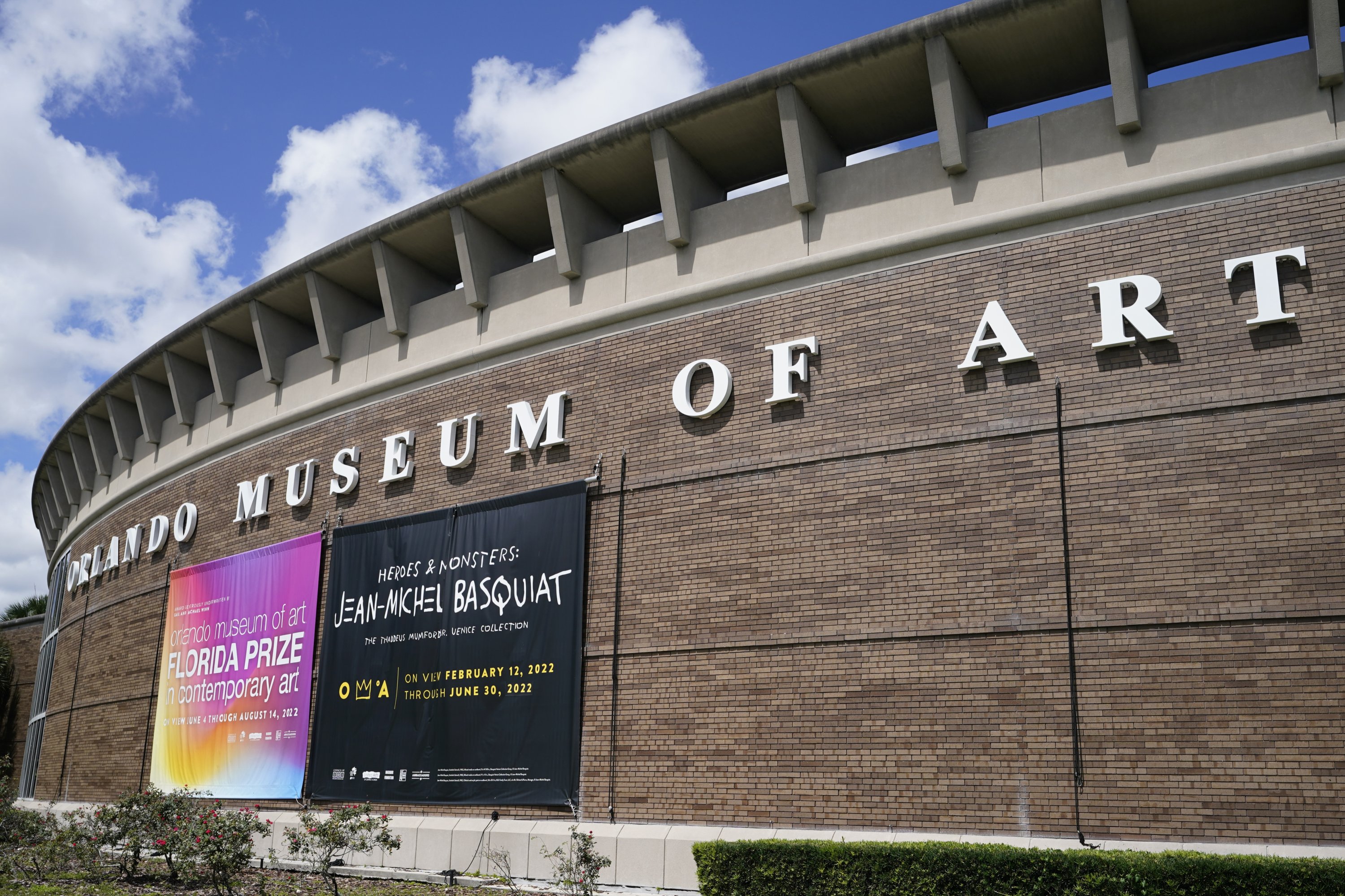 Eksterior Museum Seni Orlando terlihat di mana lukisan seniman Jean-Michel Basquiat dipajang, Florida, AS, 2 Juni 2022. (AP Photo)