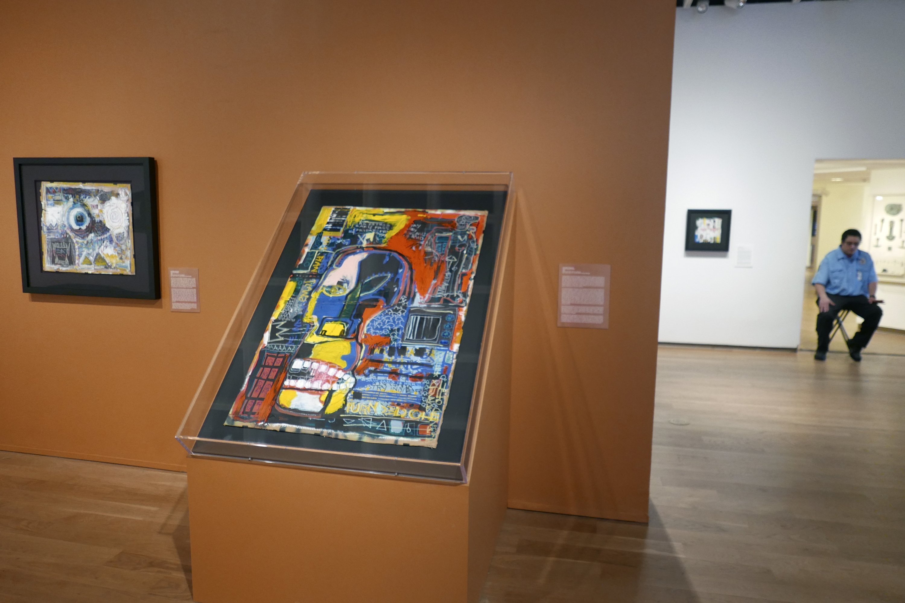 Lukisan yang dipamerkan oleh seniman Jean-Michel Basquiat terlihat di Museum Seni Orlando, Florida, AS, 1 Juni 2022. (AP Photo)