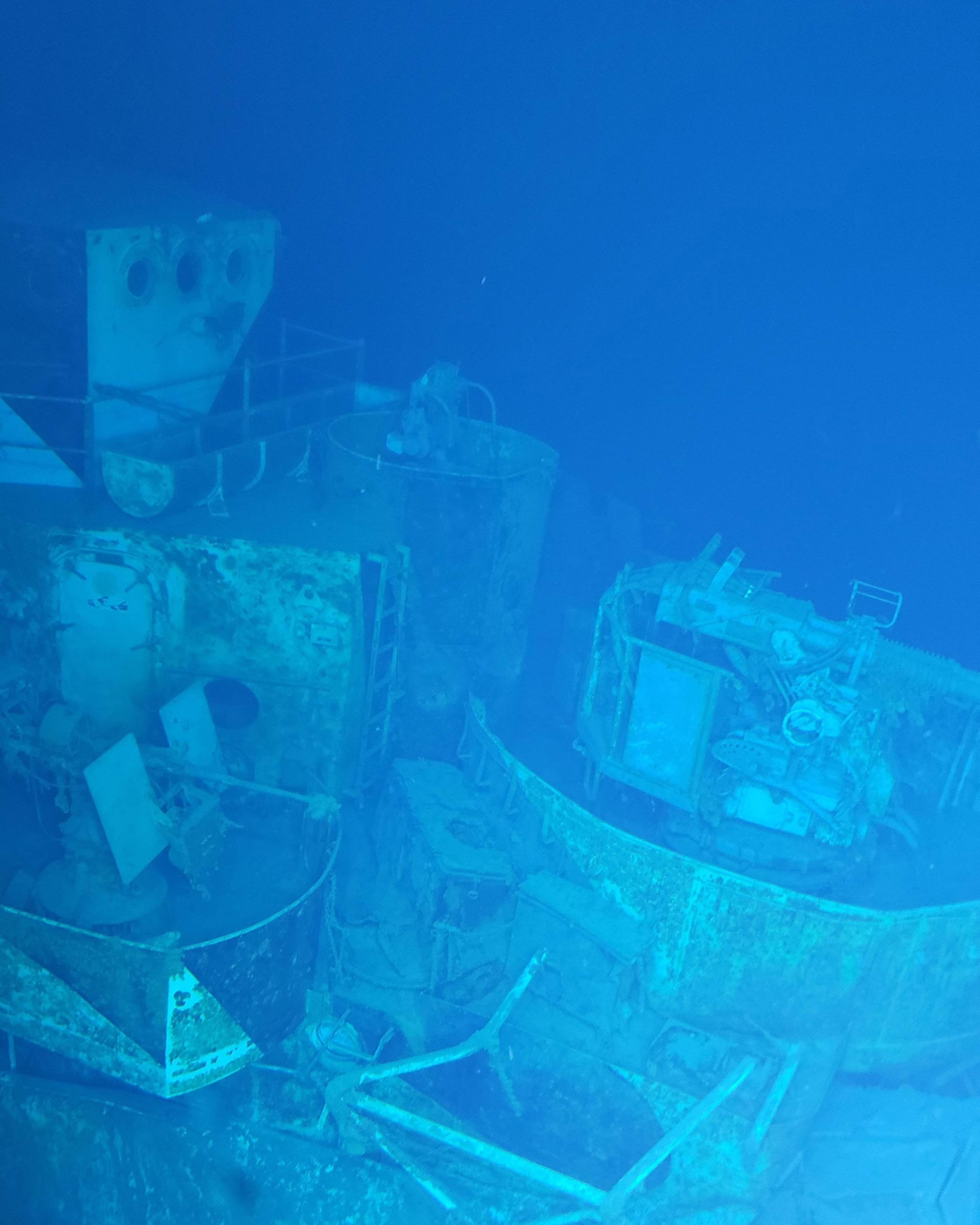 Foto selebaran tak bertanggal yang diterima pada 25 Juni 2022 dari ekspedisi Caladan Oceanic dan EYOS menunjukkan rumah pilot dari bangkai kapal perusak angkatan laut USS Samuel B. Roberts.  (Foto AFP)