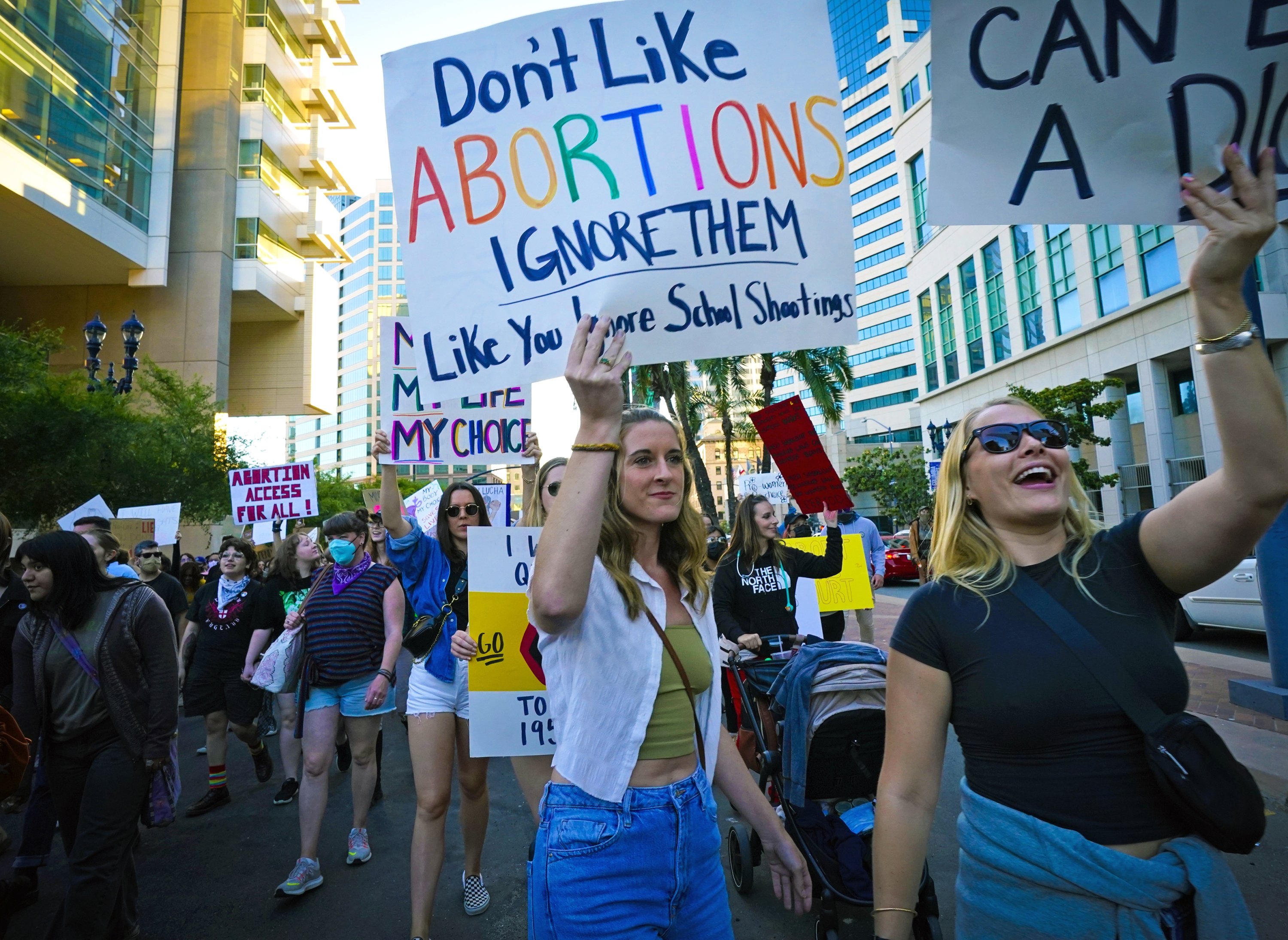 Des manifestants ont défilé sur Broadway devant la Cour fédérale où ils avaient auparavant organisé un rassemblement devant le Hall of Justice, San Diego, Californie, États-Unis, le 24 juin 2022. (AP Photo)
