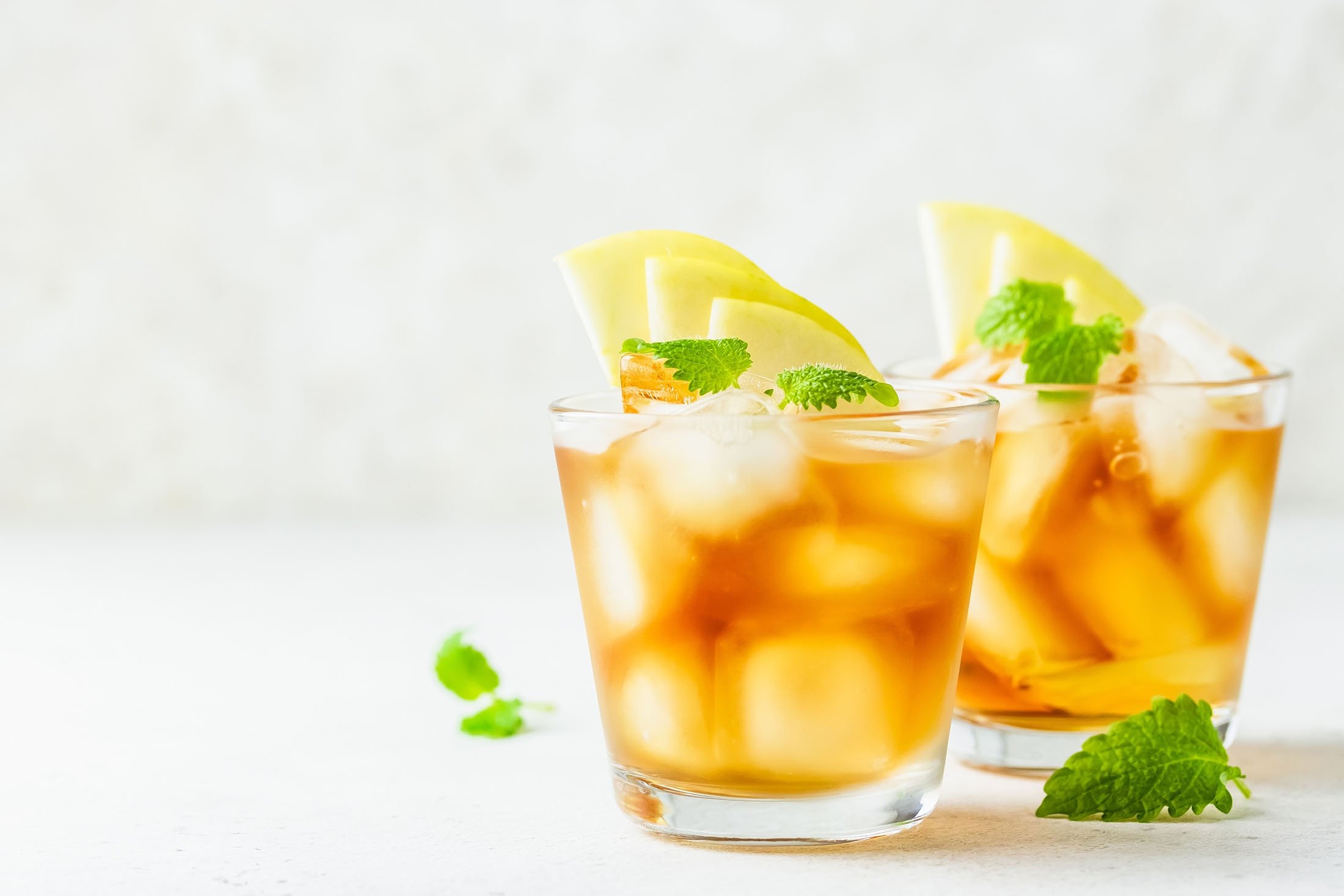 An apple drink with menthol alongside plenty of ice can be incredibly refreshing on a hot summer day. (Shutterstock Photo)