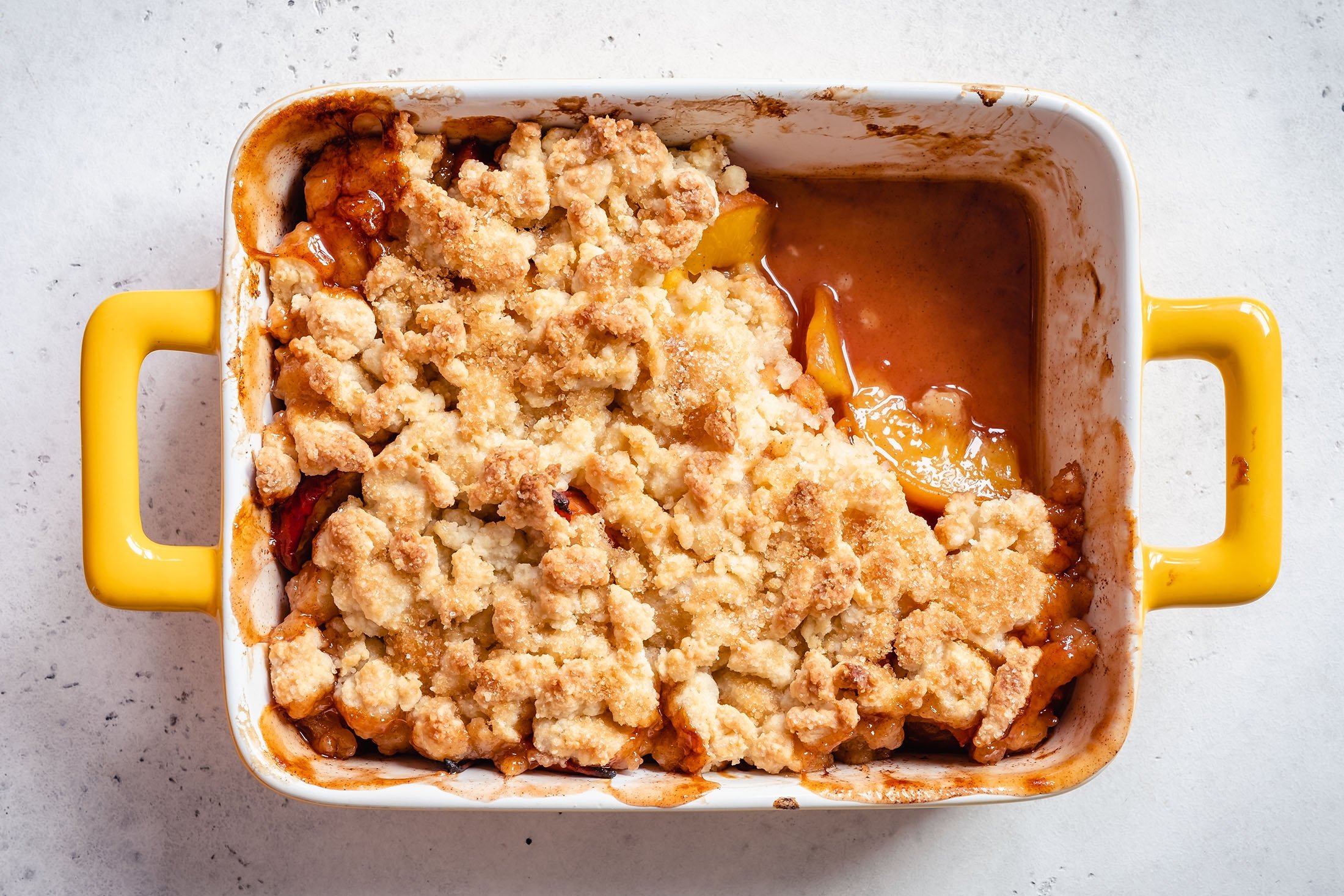 Sugar-free crumble served with a scoop of ice cream makes for a great summer dessert. (Shutterstock Photo)